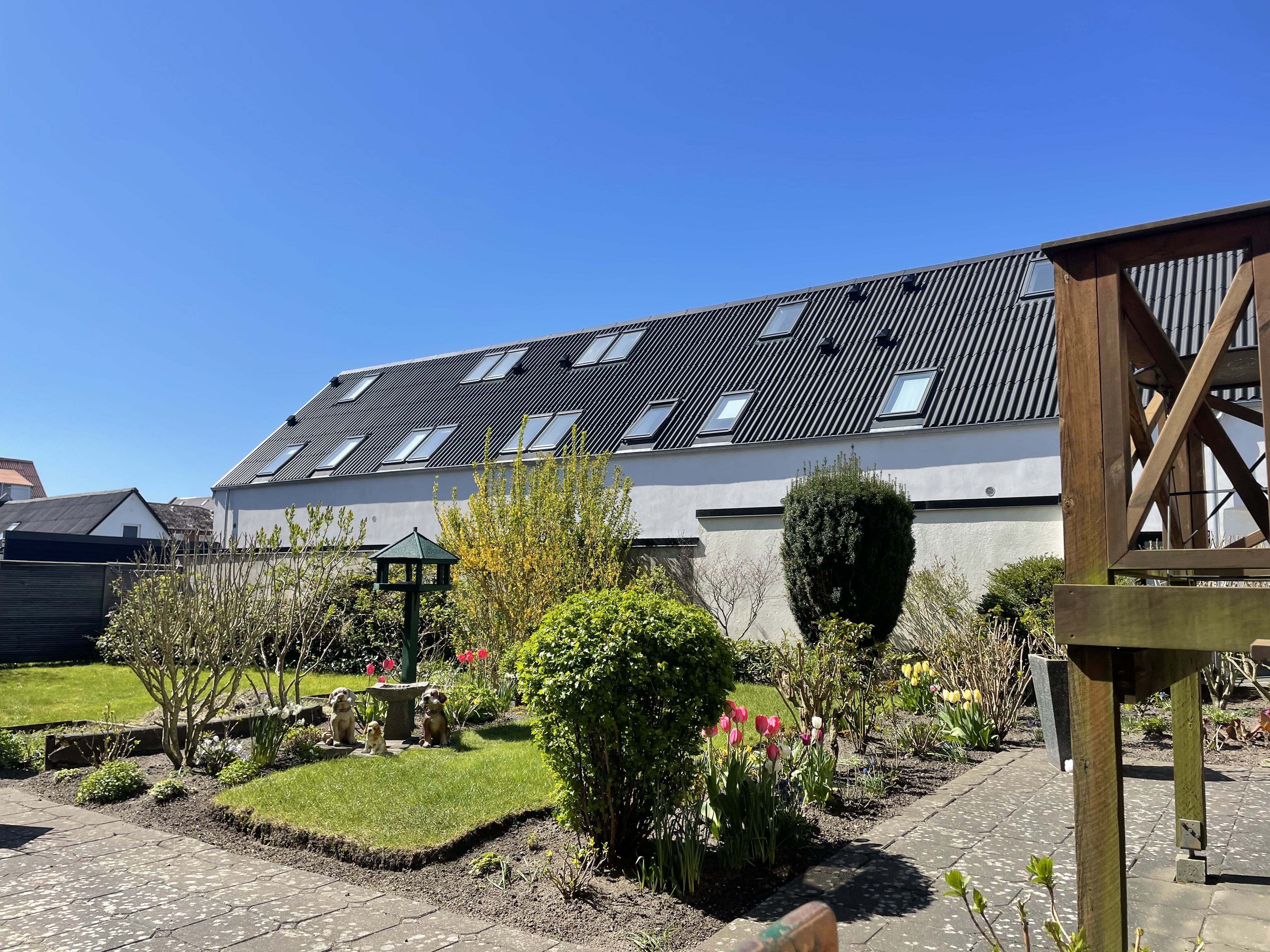 Stor lejlighed med have, terrasse og altan