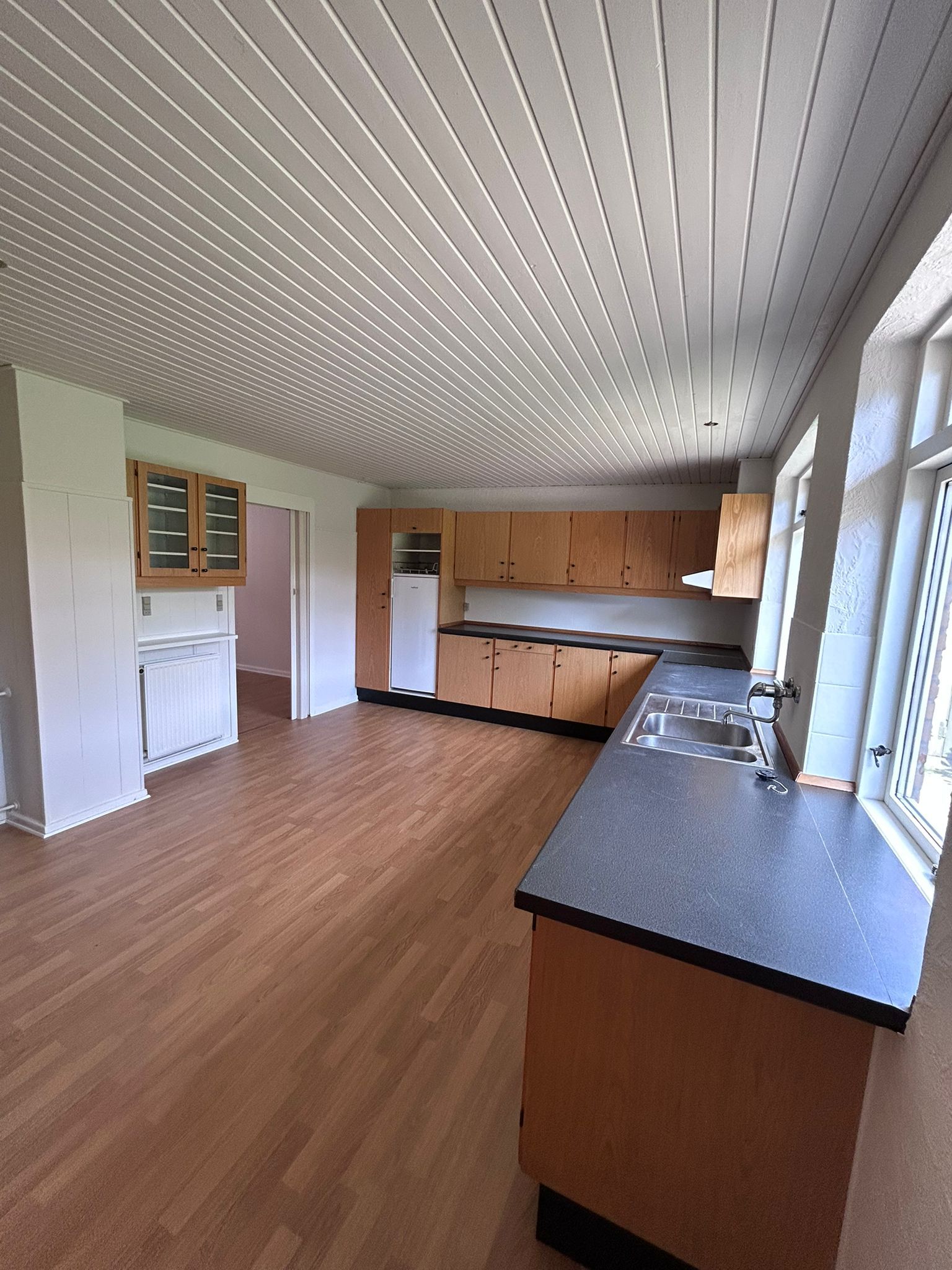 Byhus med lukket have og carport