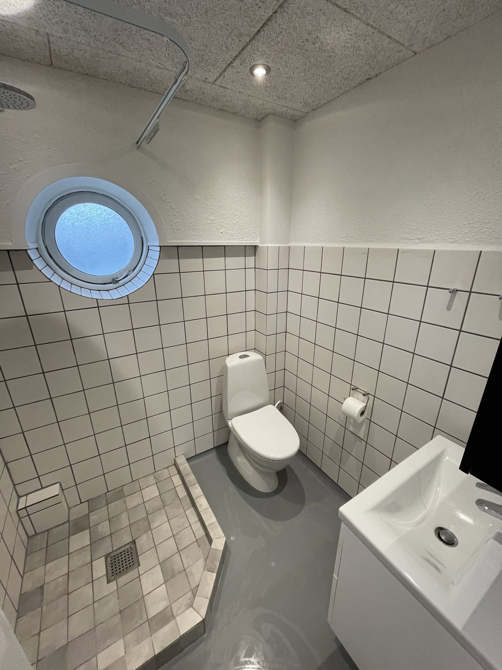 Lys 2-værelses på 79 m2 med overdækket altan, parkering og moderne køkken