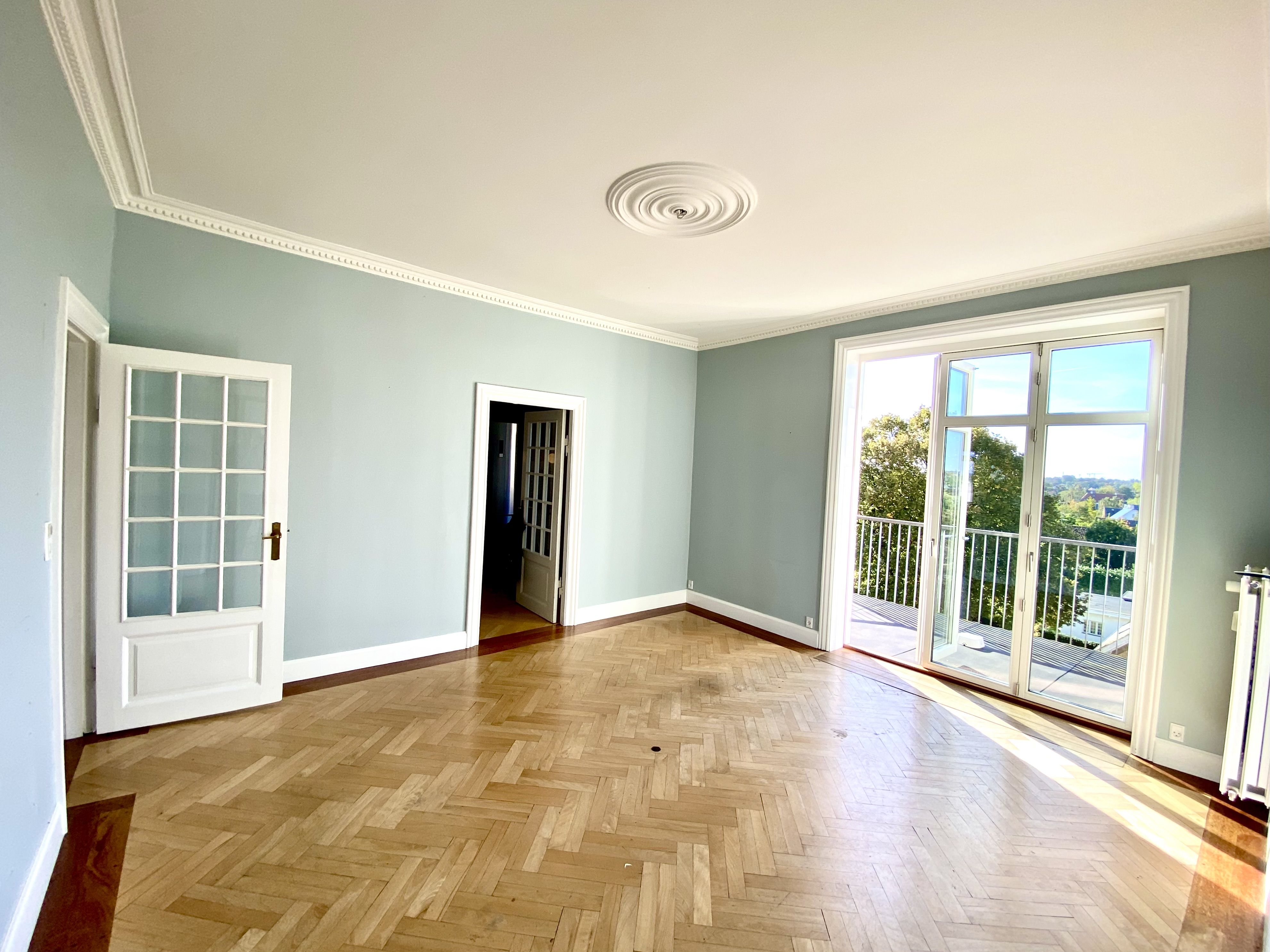 Prime Charlottenlund Location – Beautiful Views in a Classic Modern Building