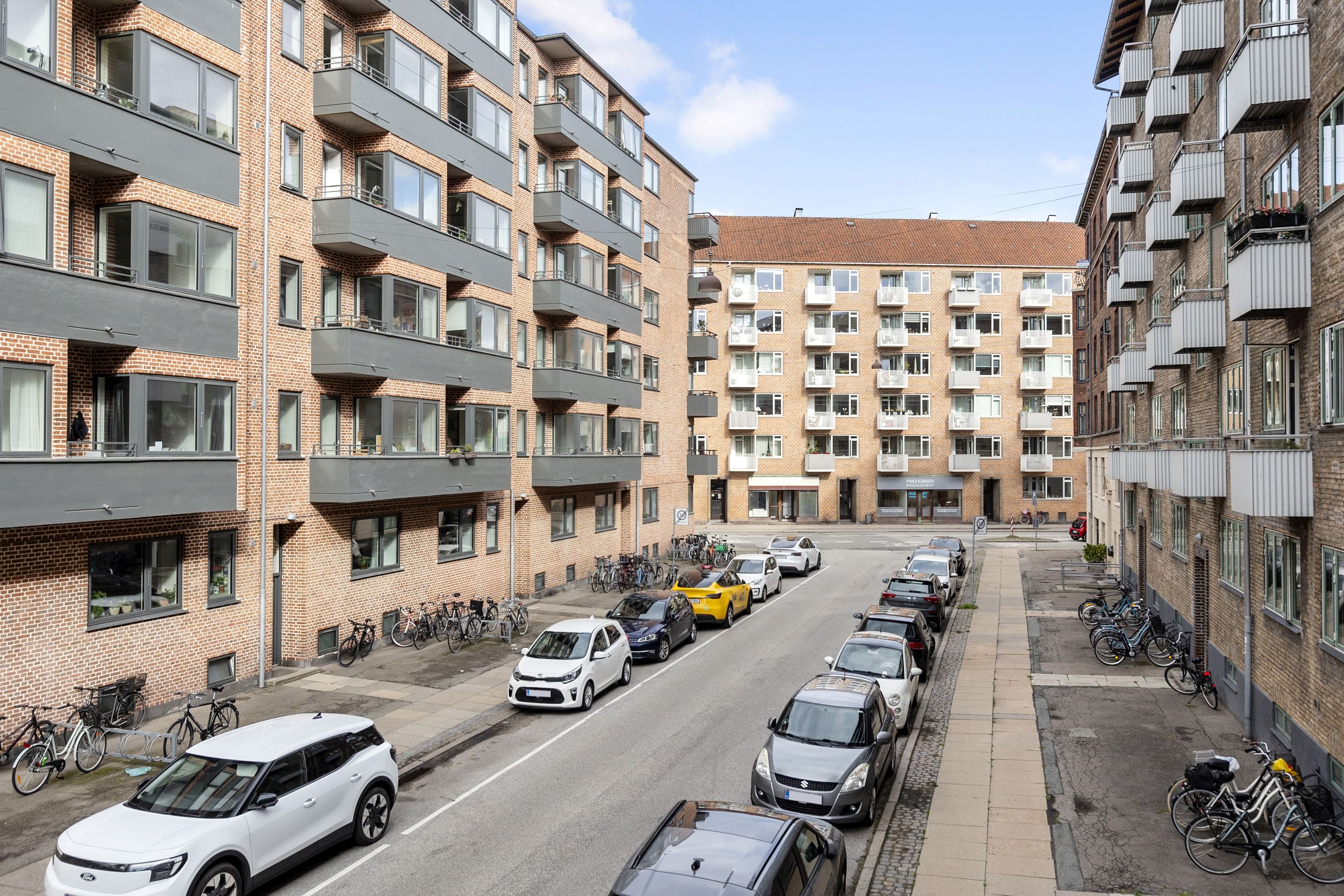Lys og indbydende 2-værelses lejlighed med altan på Østerbro
