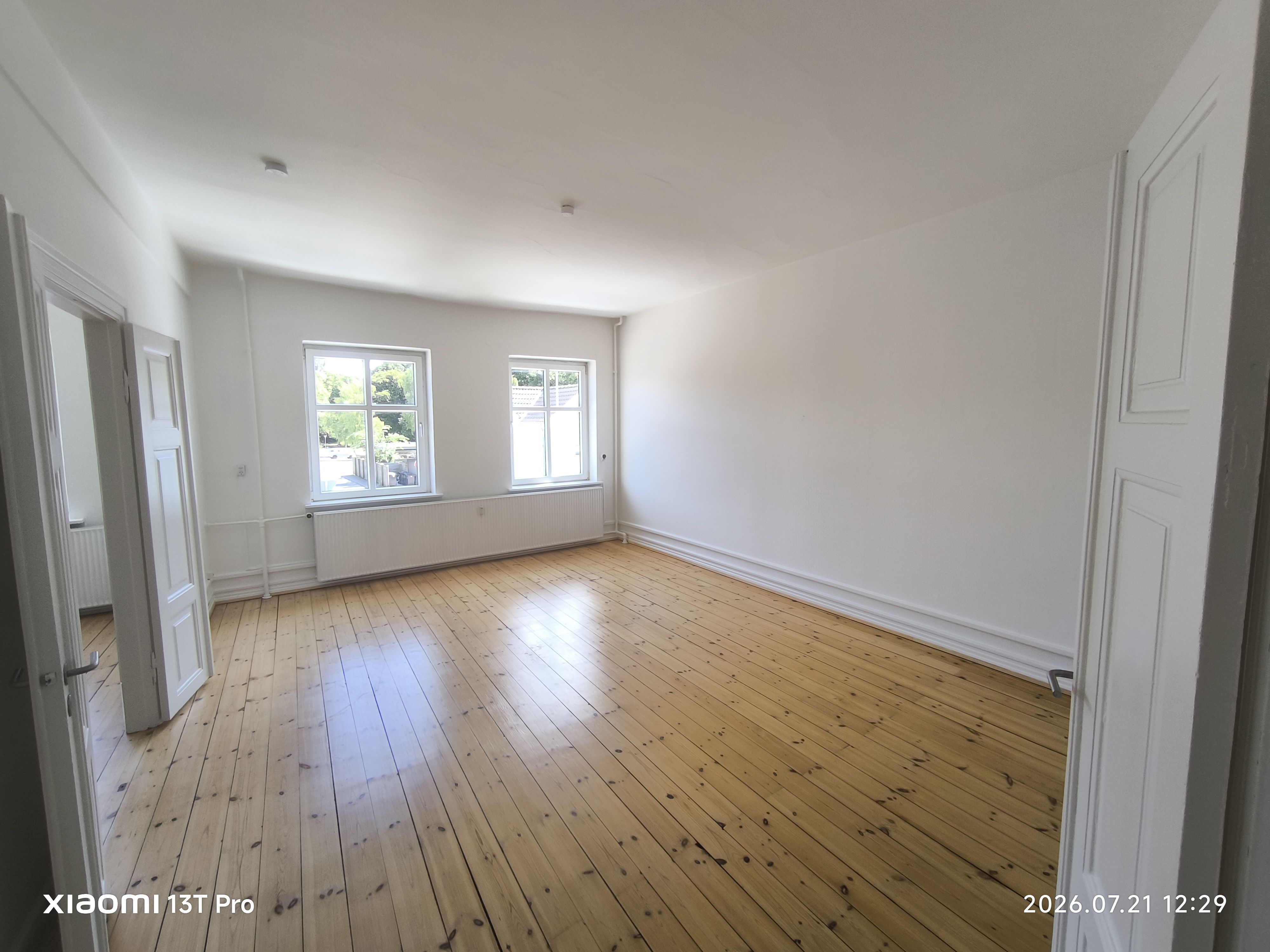Stor, lys 1. sals lejlighed på 110 m² – Klassisk look, altan - Visning 2