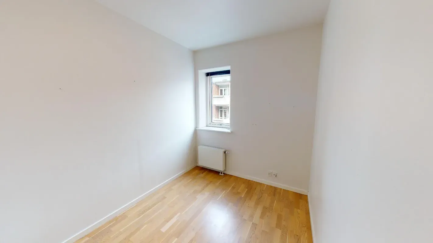 Lys 2-værelses på 64 m2 med stor, overdækket altan, vaskesøjle og parkering – husdyr tilladt