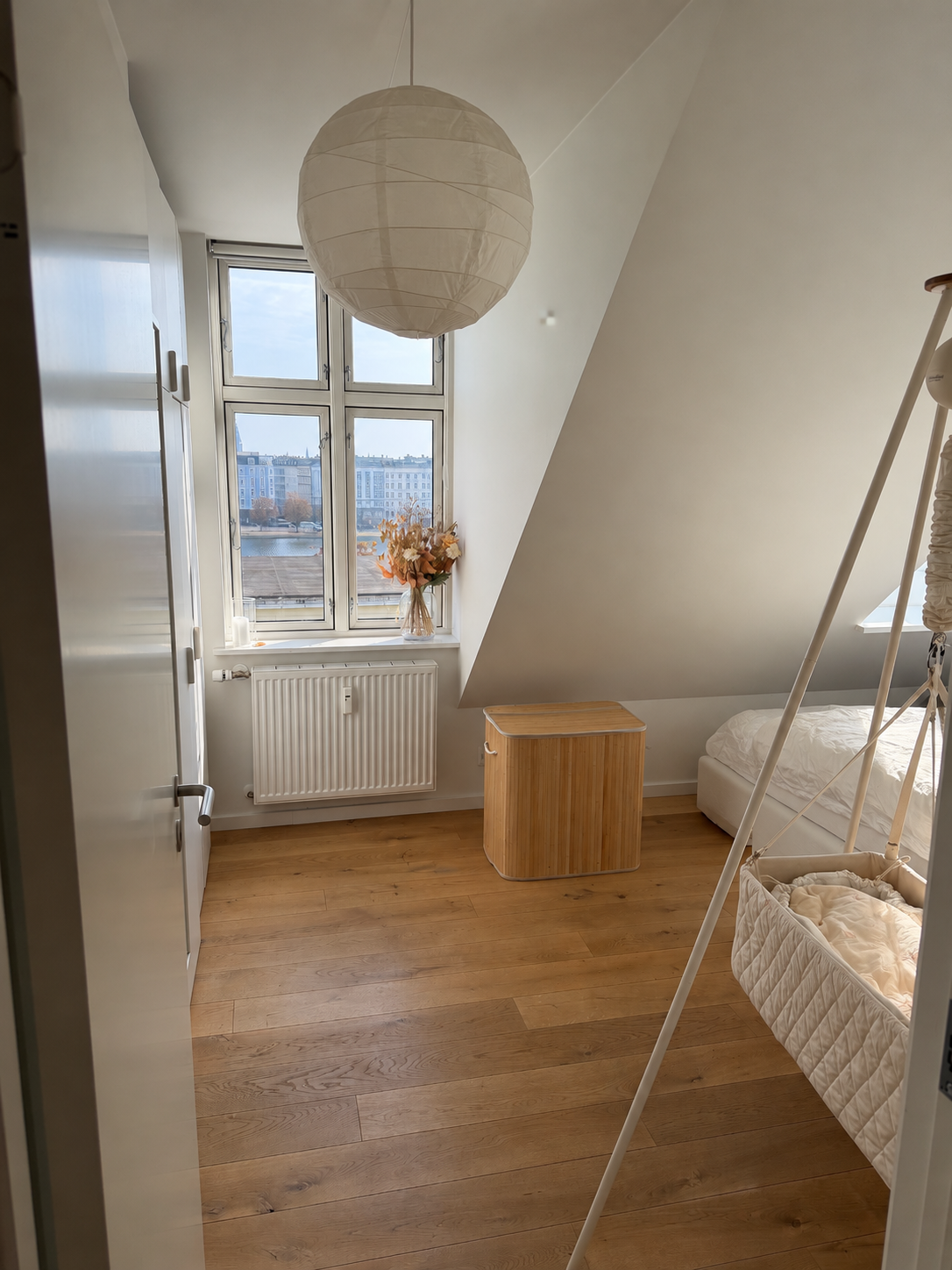 Sjældent udbudt taglejlighed med privat tagterrasse og udsigt til søerne