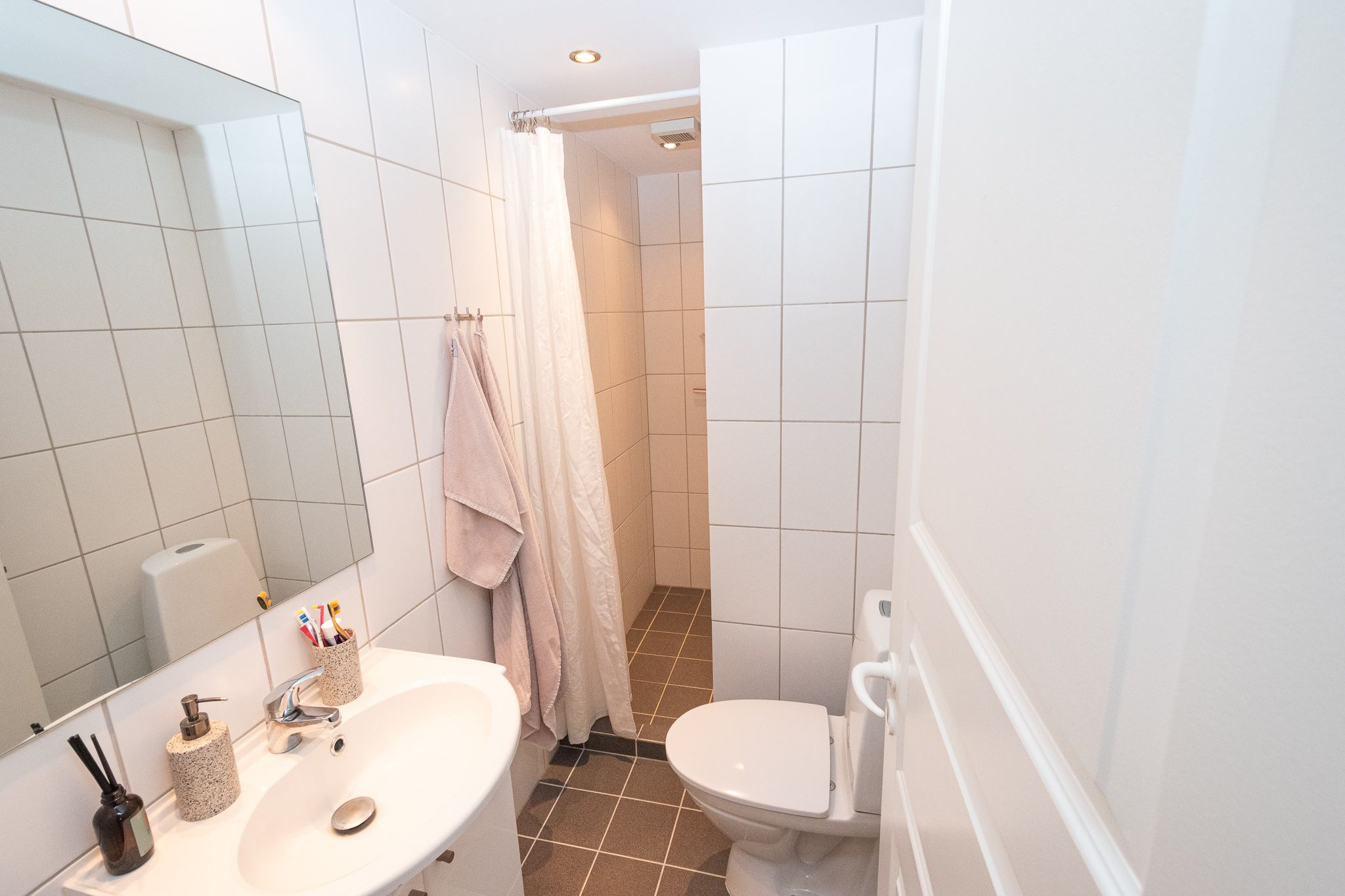 Moderne lejlighed med nyere køkken, badeværelse med gulvvarme, moderne gulve, spots og lækkert gårdhaveanlæg.