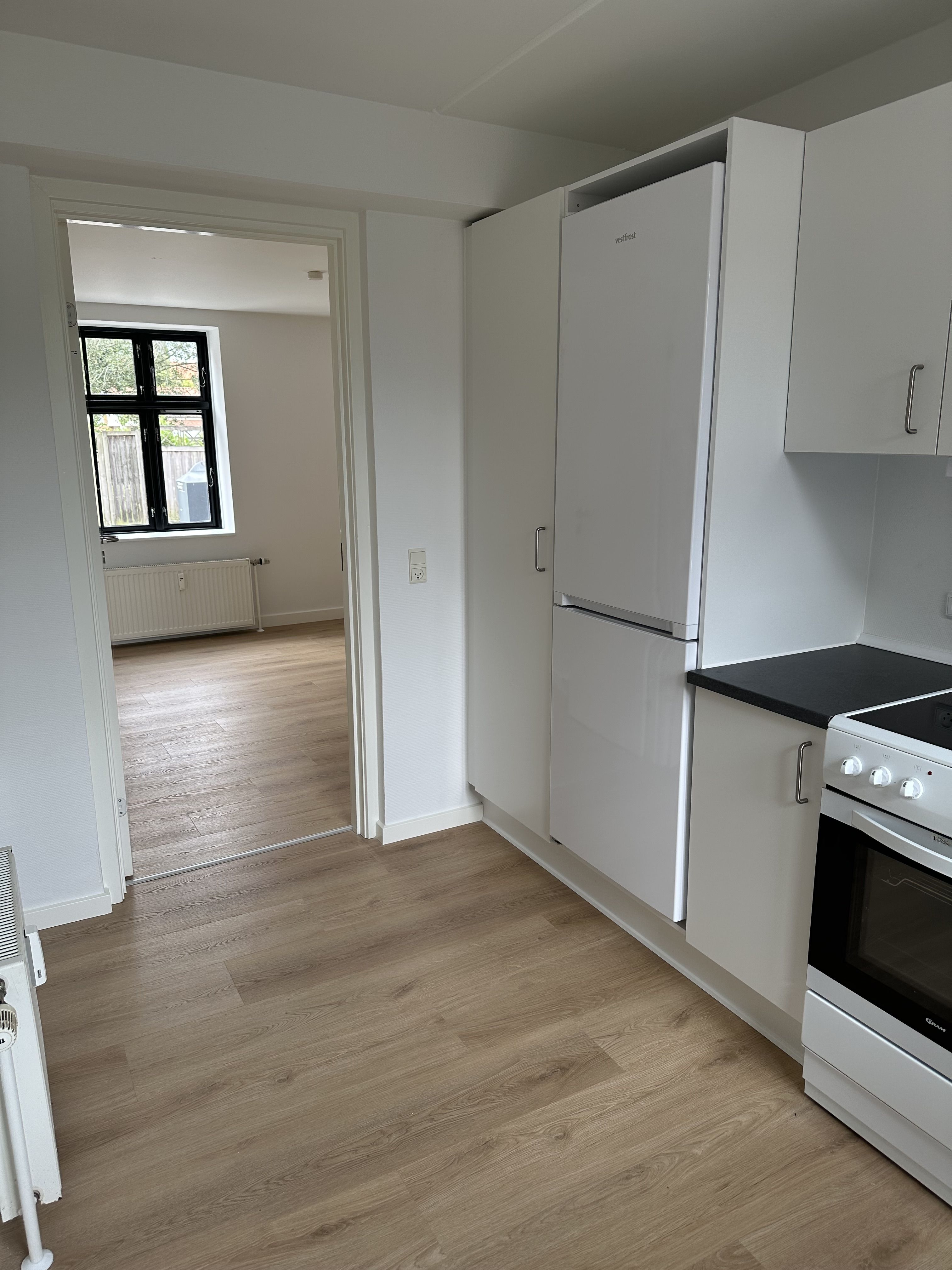 Fin 3 værelses lejlighed i stueplan tæt på banegården og Campus.
