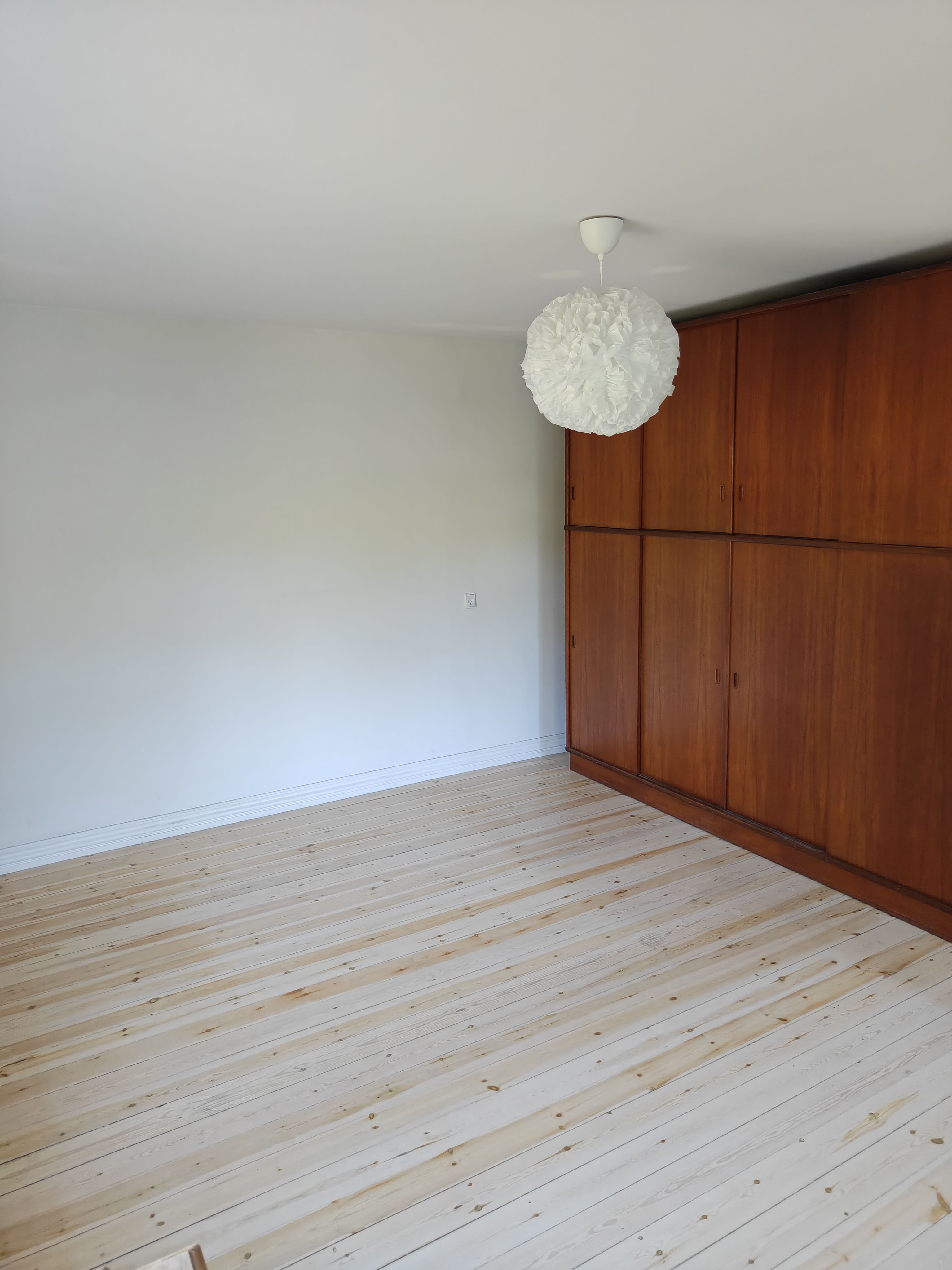 Nyrenoveret 3-værelses lejlighed på 115 m² i Hasselager – stor have og husdyr tilladt