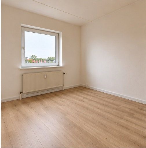 Lys og nyistandsat 2-værelses lejlighed med karnap, lækker fælles tagterrasse og elevator – seniorvenlig komfort på 64 m².