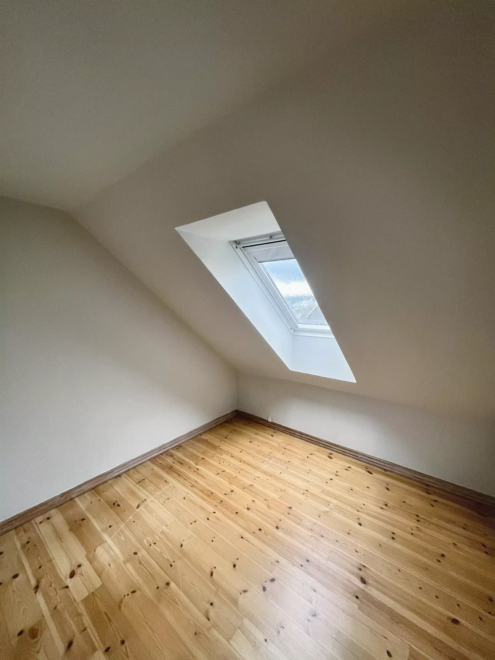 Rummelig 4-værelses taglejlighed på 132 m2 med bykig, åbent køkken og delevenlig planløsning