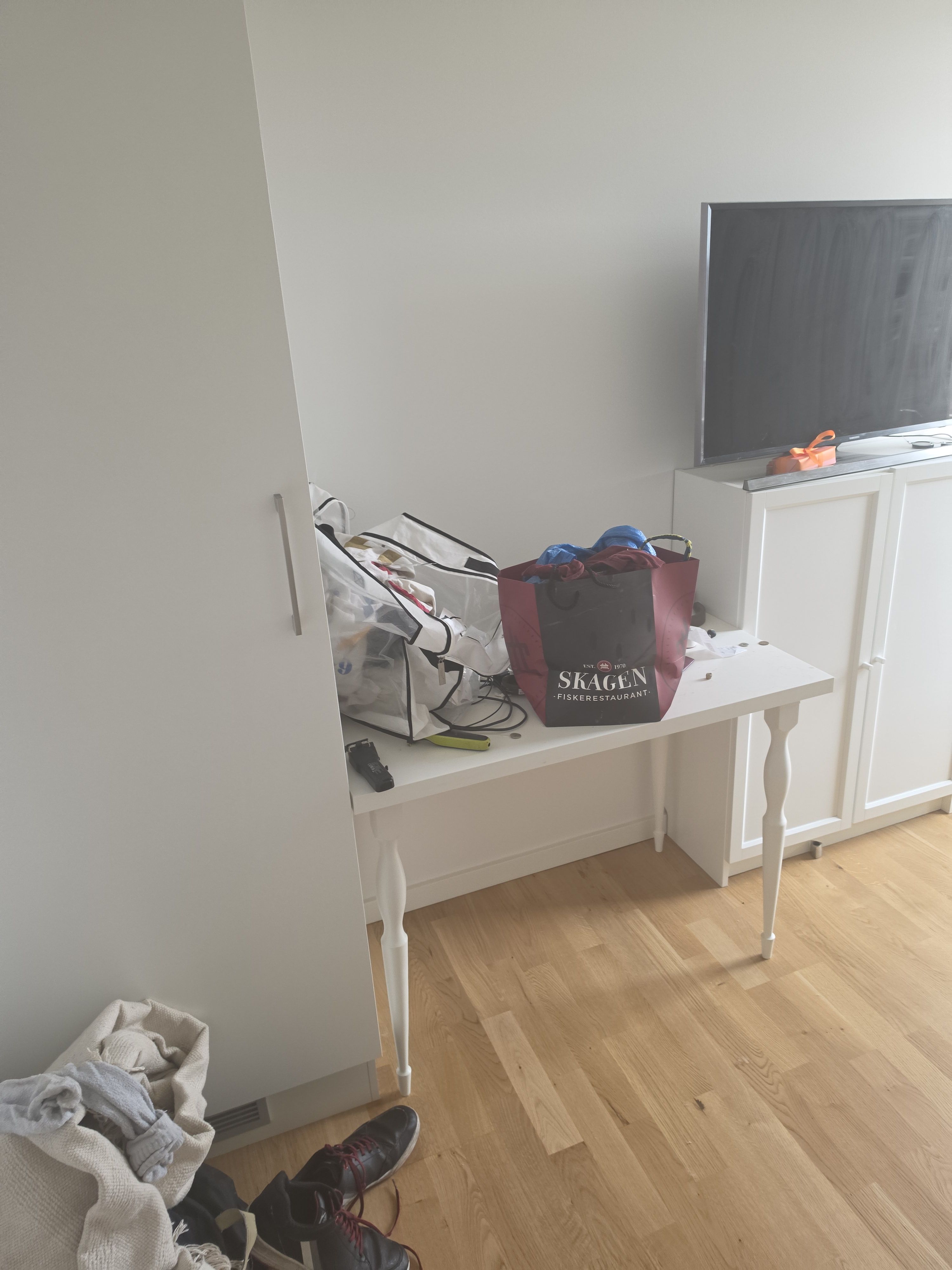 One room to rent in 4 bedroom house 