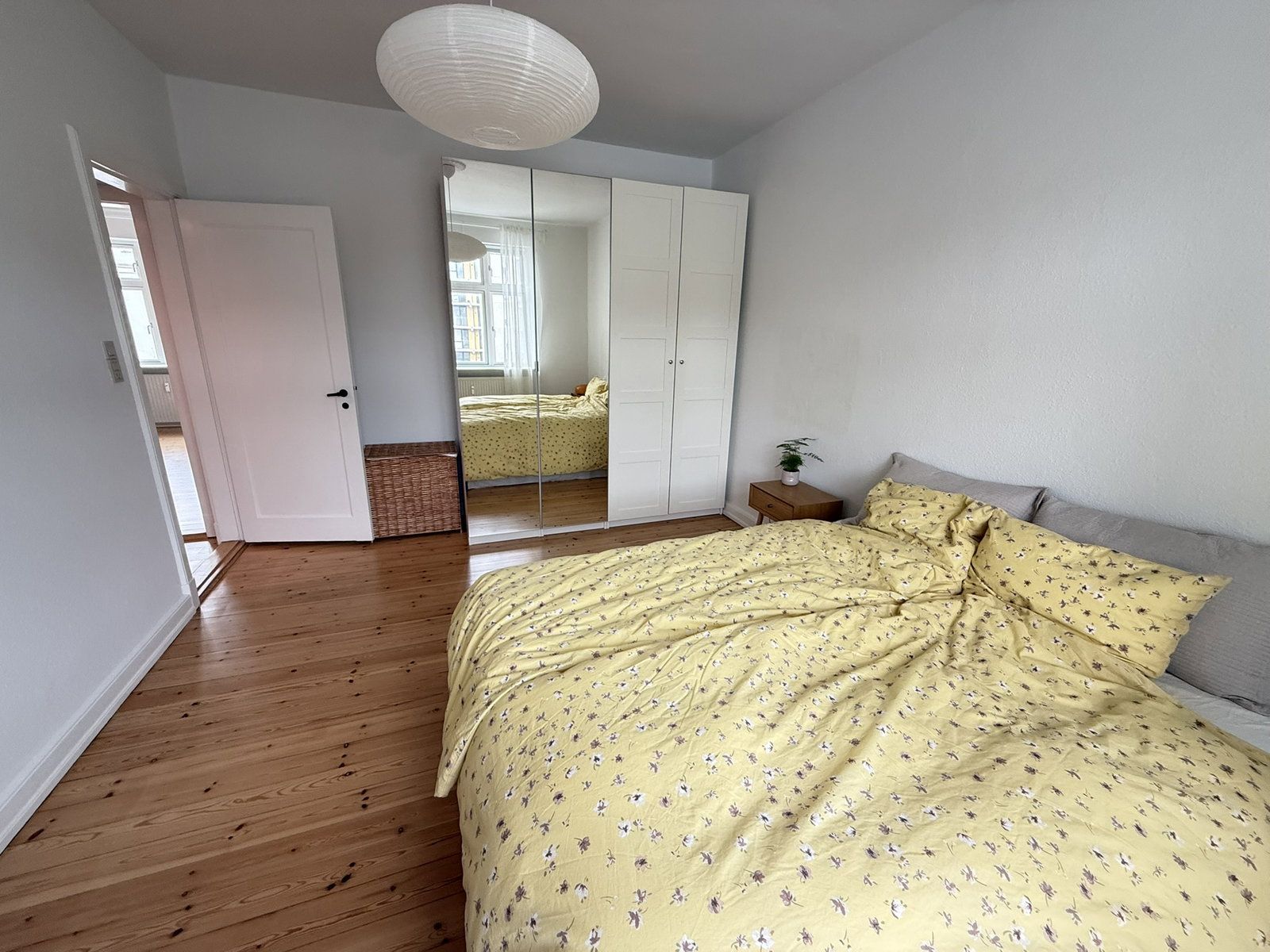 Lys 3-værelses på 82 m2 med plankegulve, buet rumdeling og mulighed for egen vaskemaskine i kælderen.