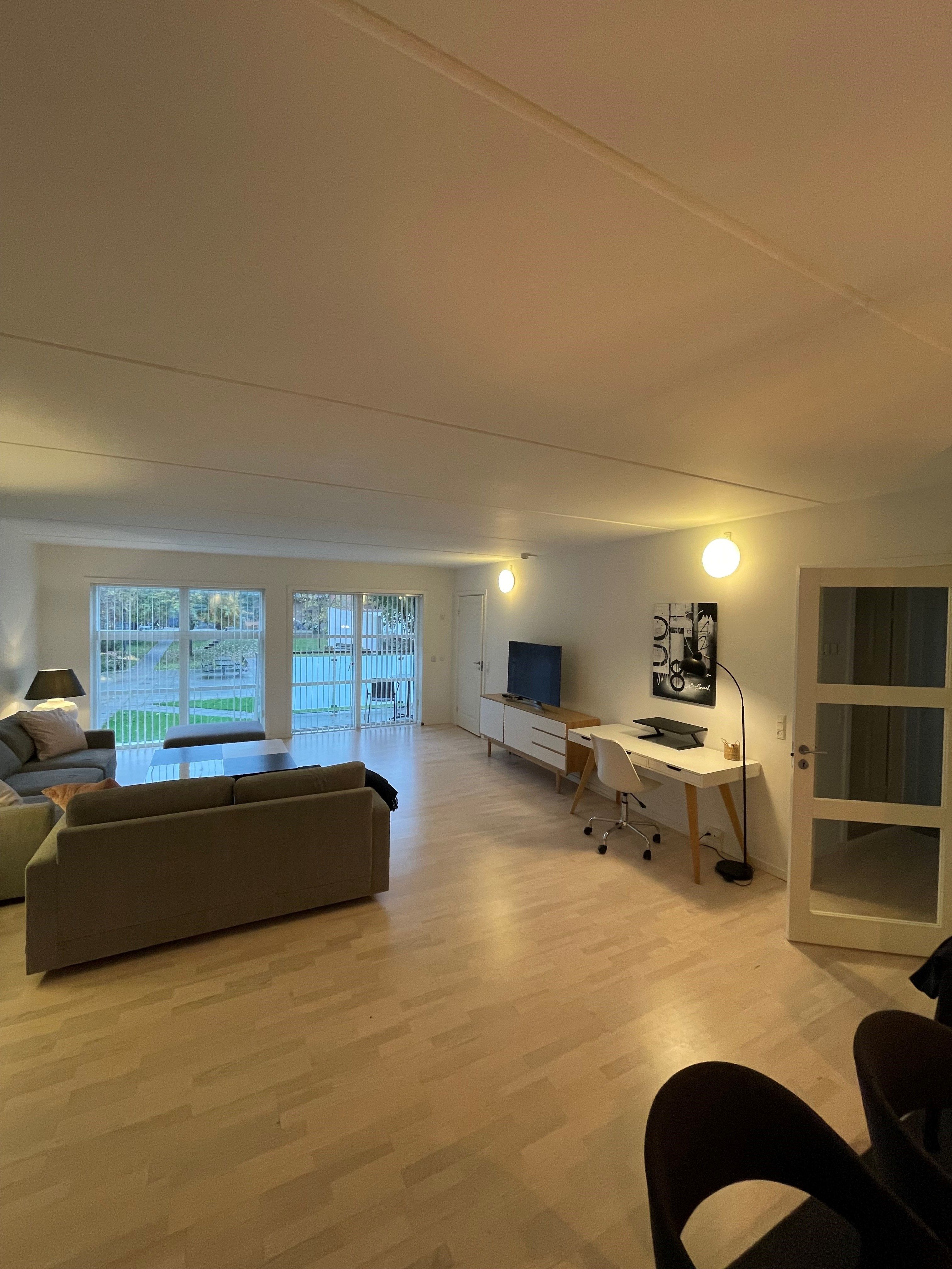 Nyere moderne lejlighed - med 2 store badeværelser !