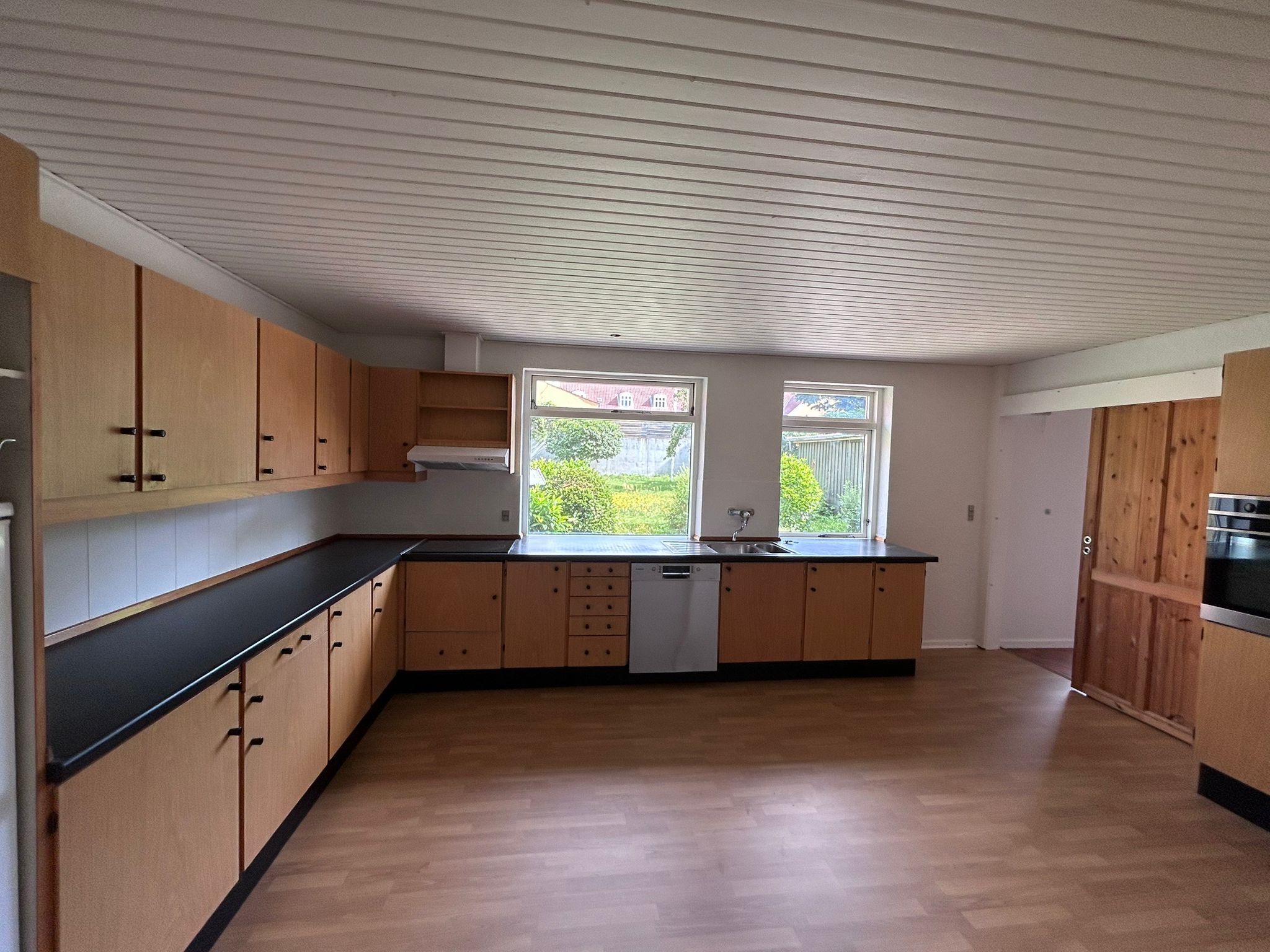 Byhus med lukket have og carport
