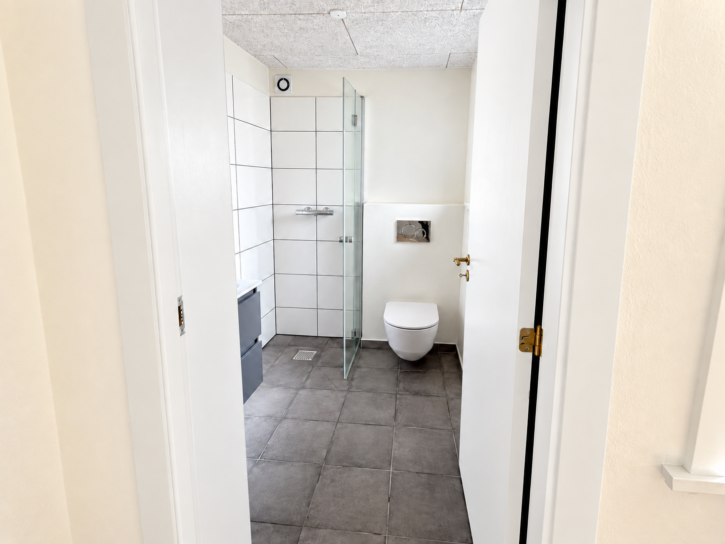Nyrenoveret 88 m² stuelejlighed med garage