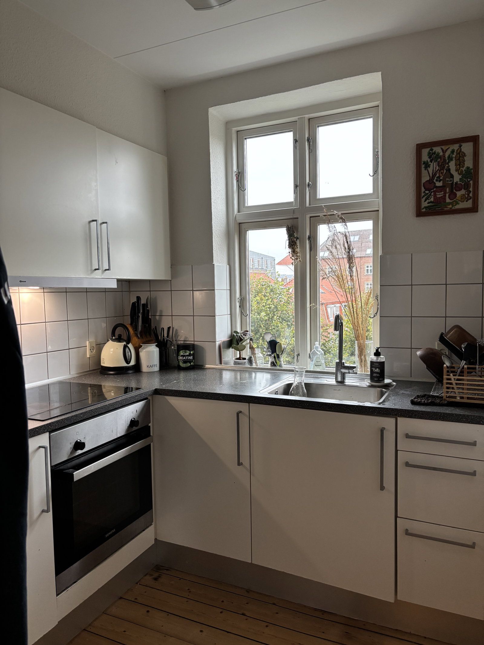 Charmerende 3-værelses med stuk, plankegulve og lyst køkken – 67 m2