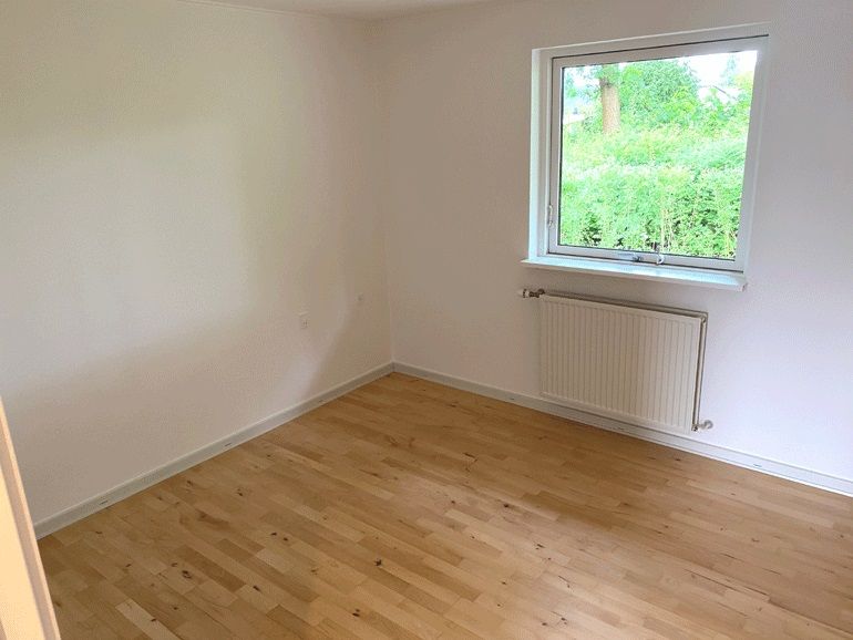Skønt ældrevenligt rækkehus med egen have
