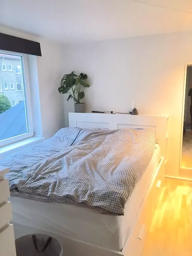 Lys 2-værelses på 64 m2 med parkering og husdyr tilladt efter aftale