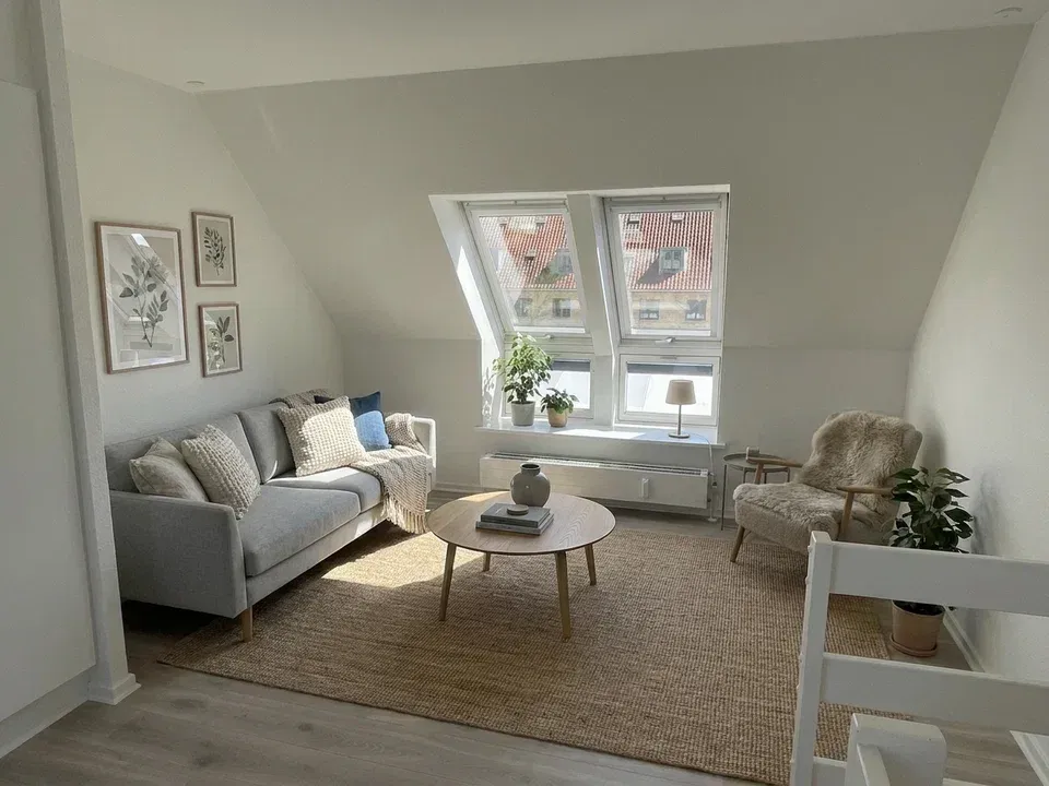 Renoveret 2-værelses i to plan med lys stue og moderne køkken.