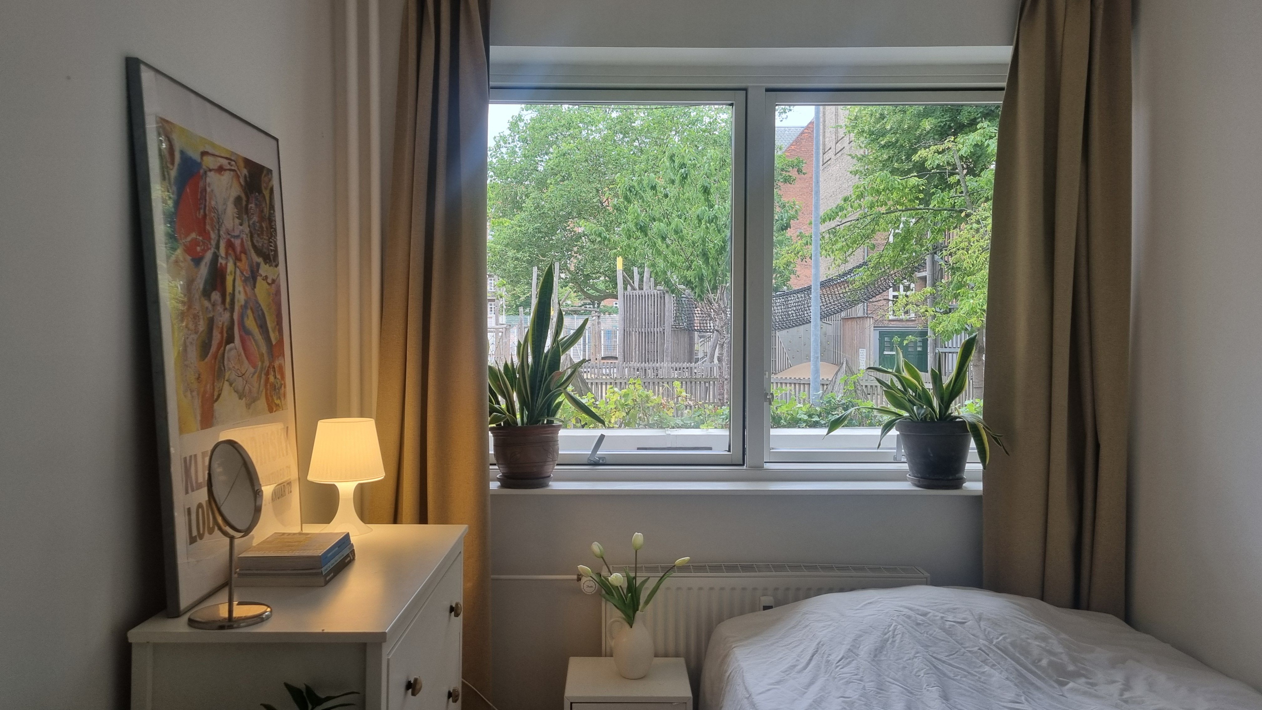 Bright room by the lakes 