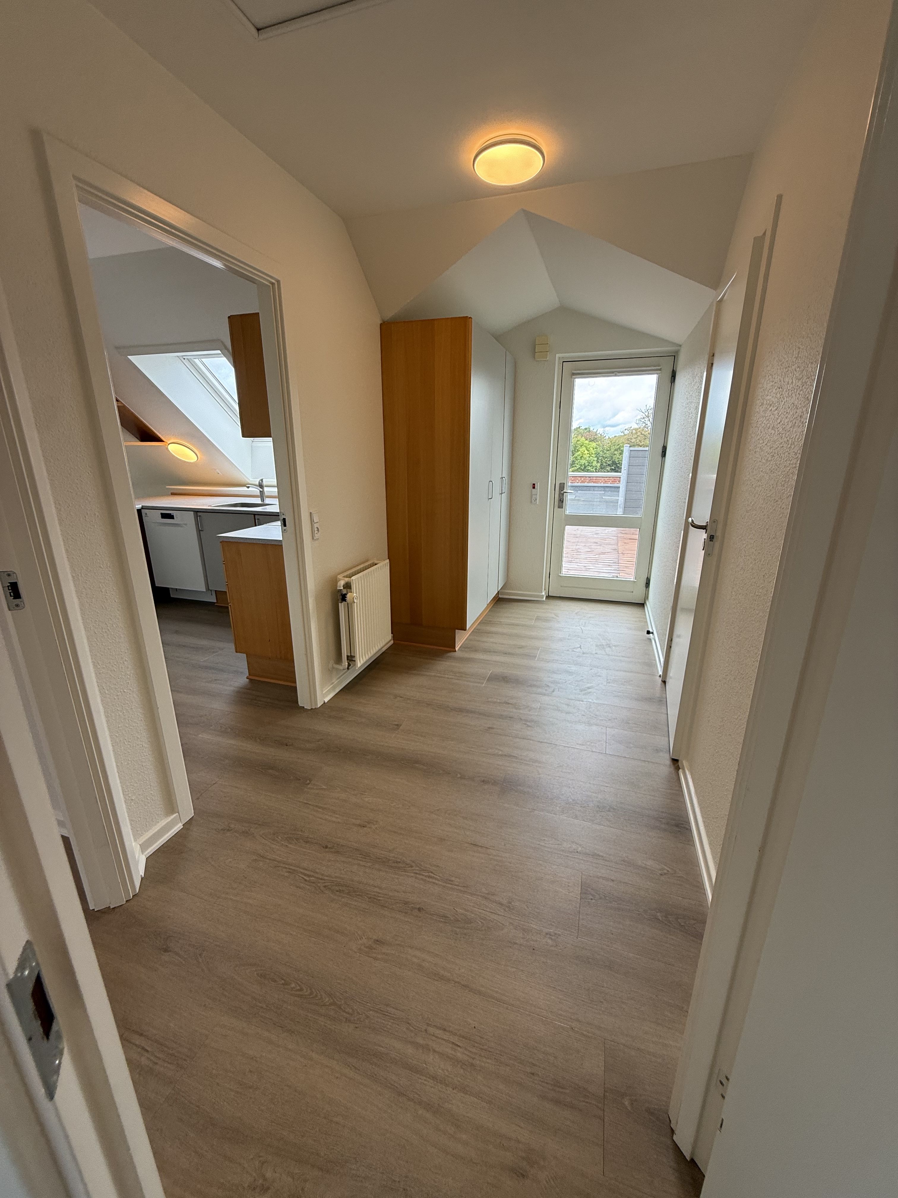 Lys og nyrenoveret 3-værelses lejlighed med stor privat terrasse