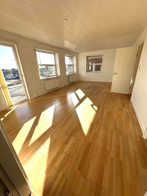 Central beliggenhed - fælles have og lille altan.