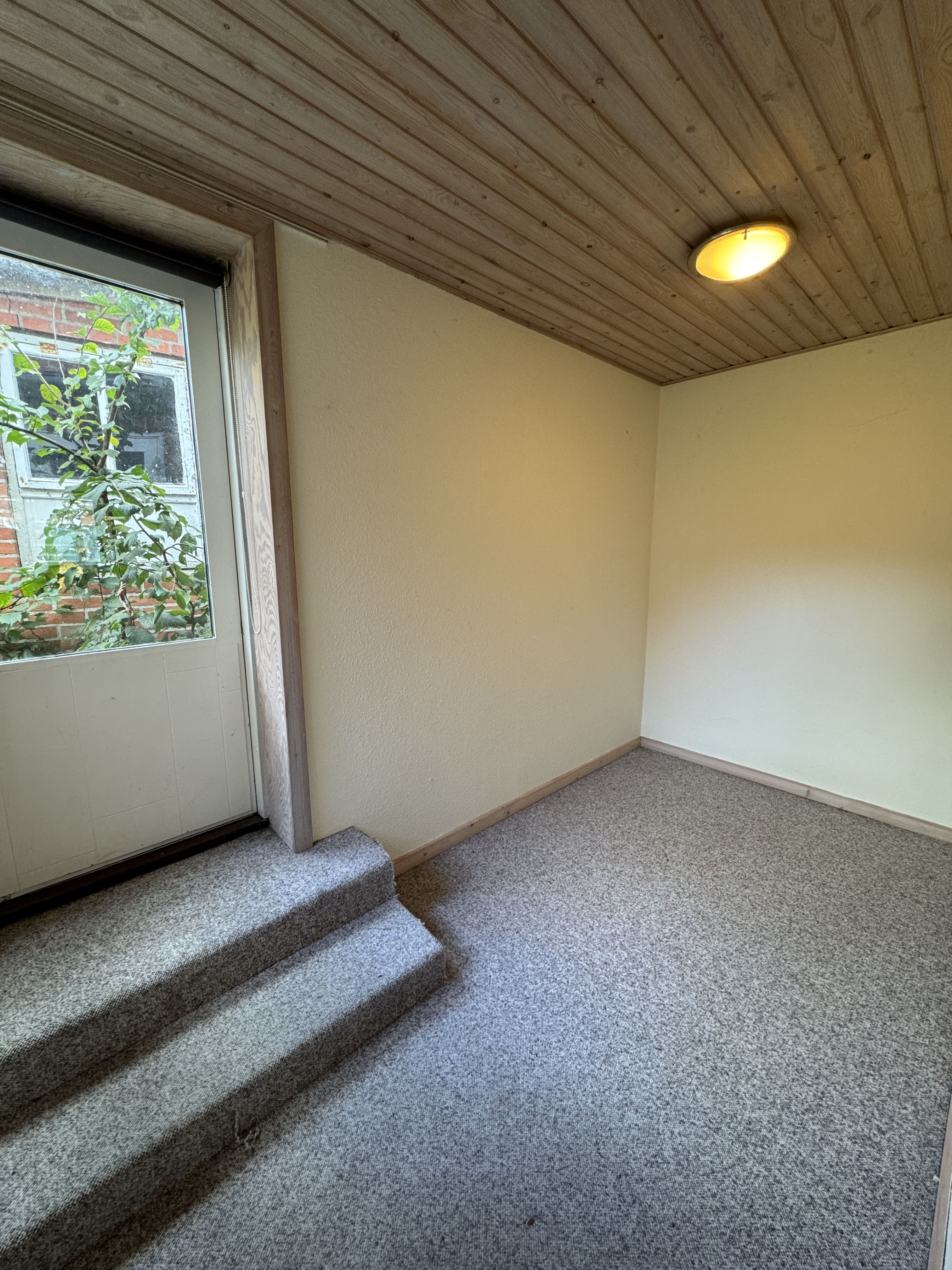 🏡 Nem, billig og overskuelig 2-værelses lejlighed i Gedsted udlejes – med egen udgang til baggård! 🌿