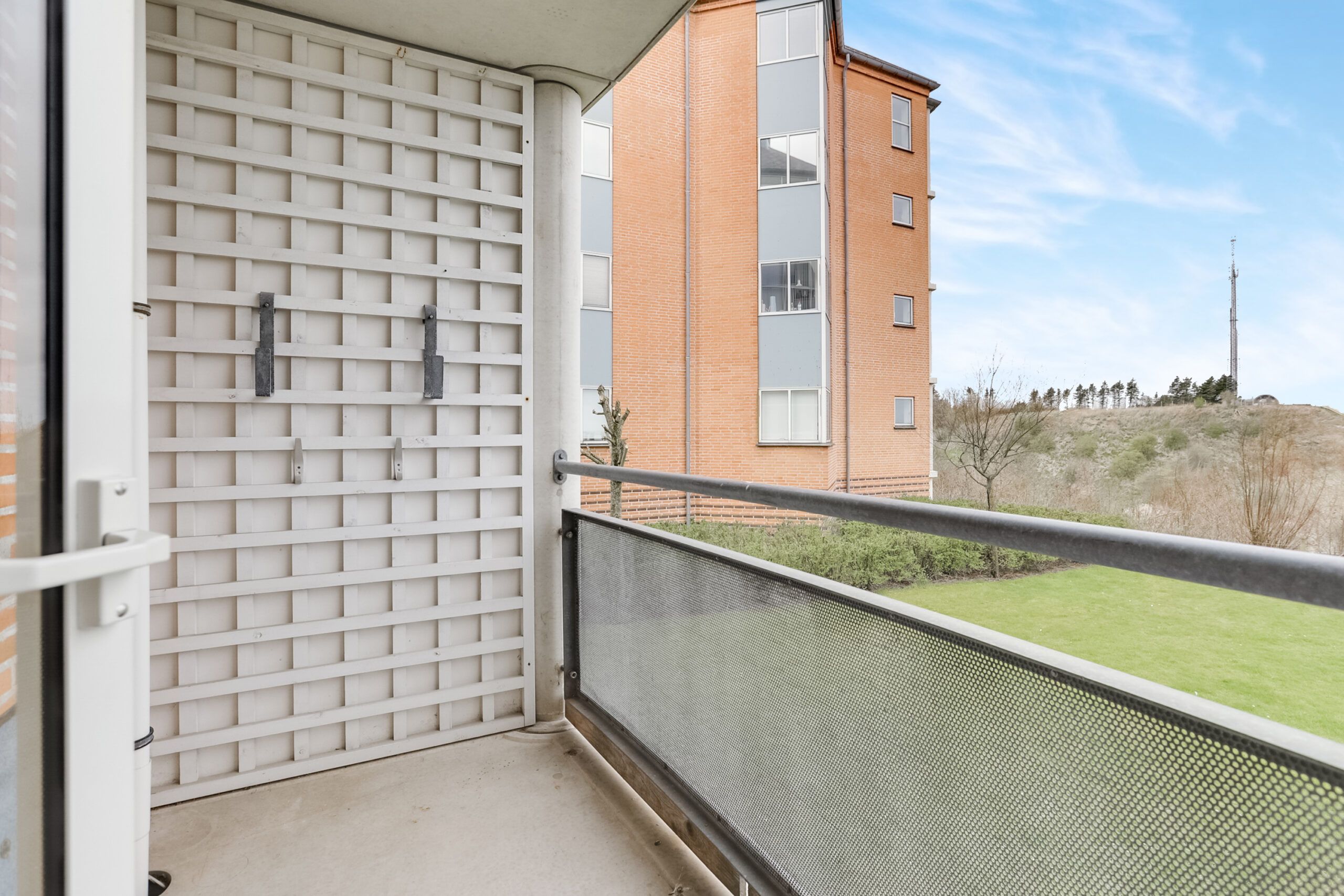 Med både lukket og åben altan