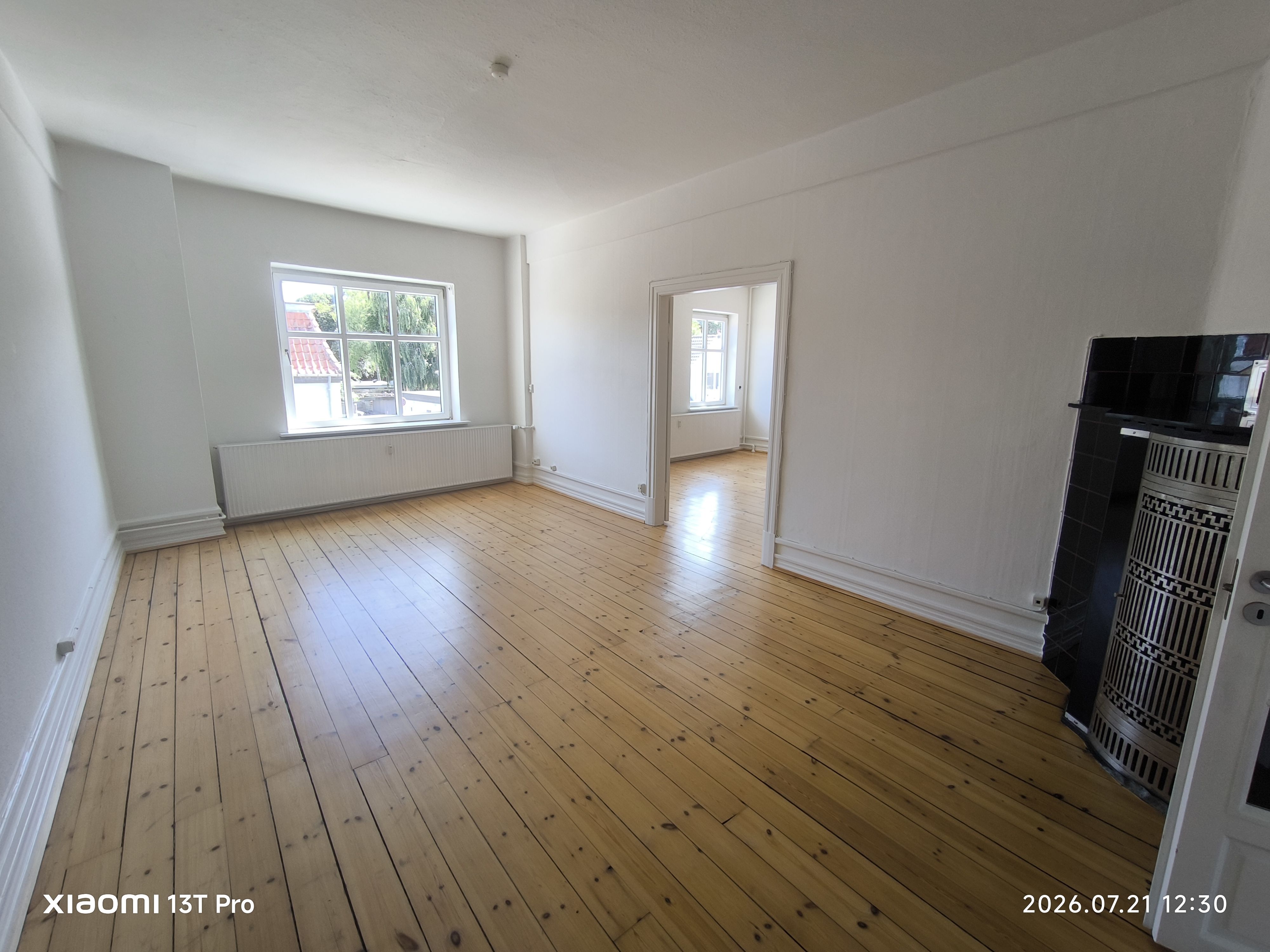 Stor, lys 1. sals lejlighed på 110 m² – Klassisk look, altan - Visning 3