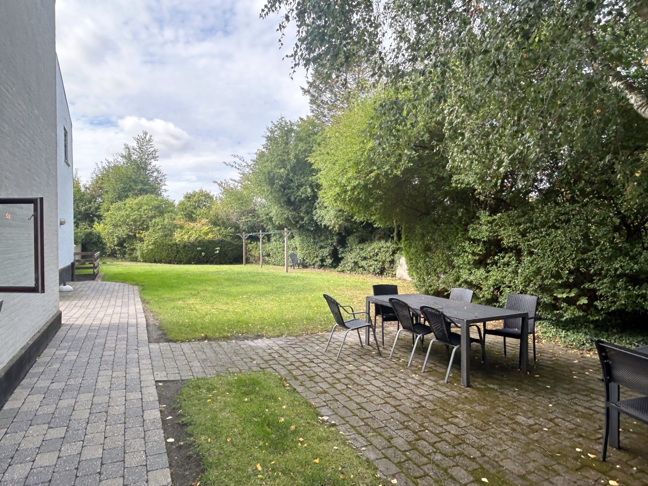 Indbydende lejlighed med fælles terrasse og altan