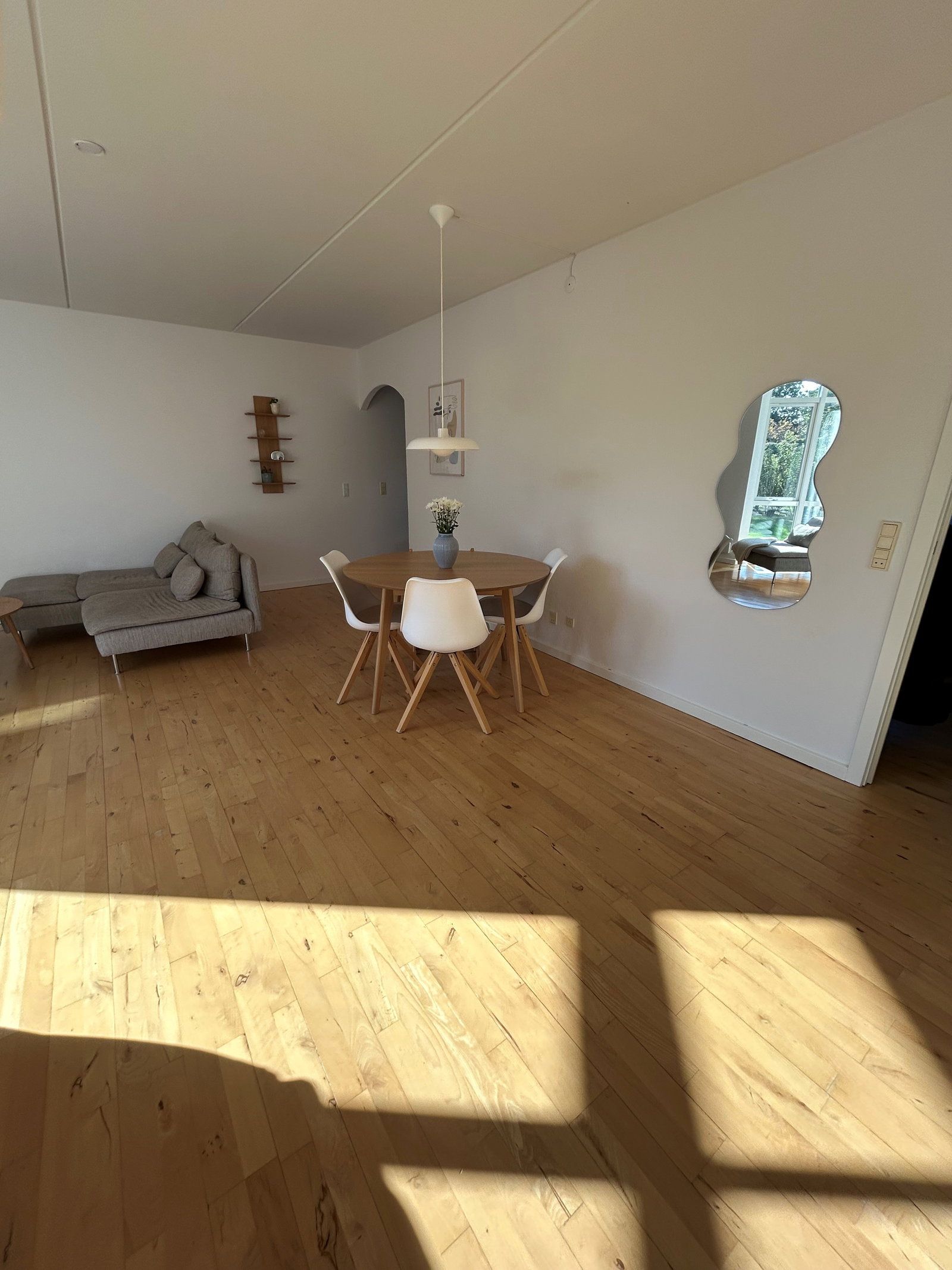 Lys 3-værelses i stueplan med terrasse, nye 3-lags vinduer og parkering – indflytning 1. november