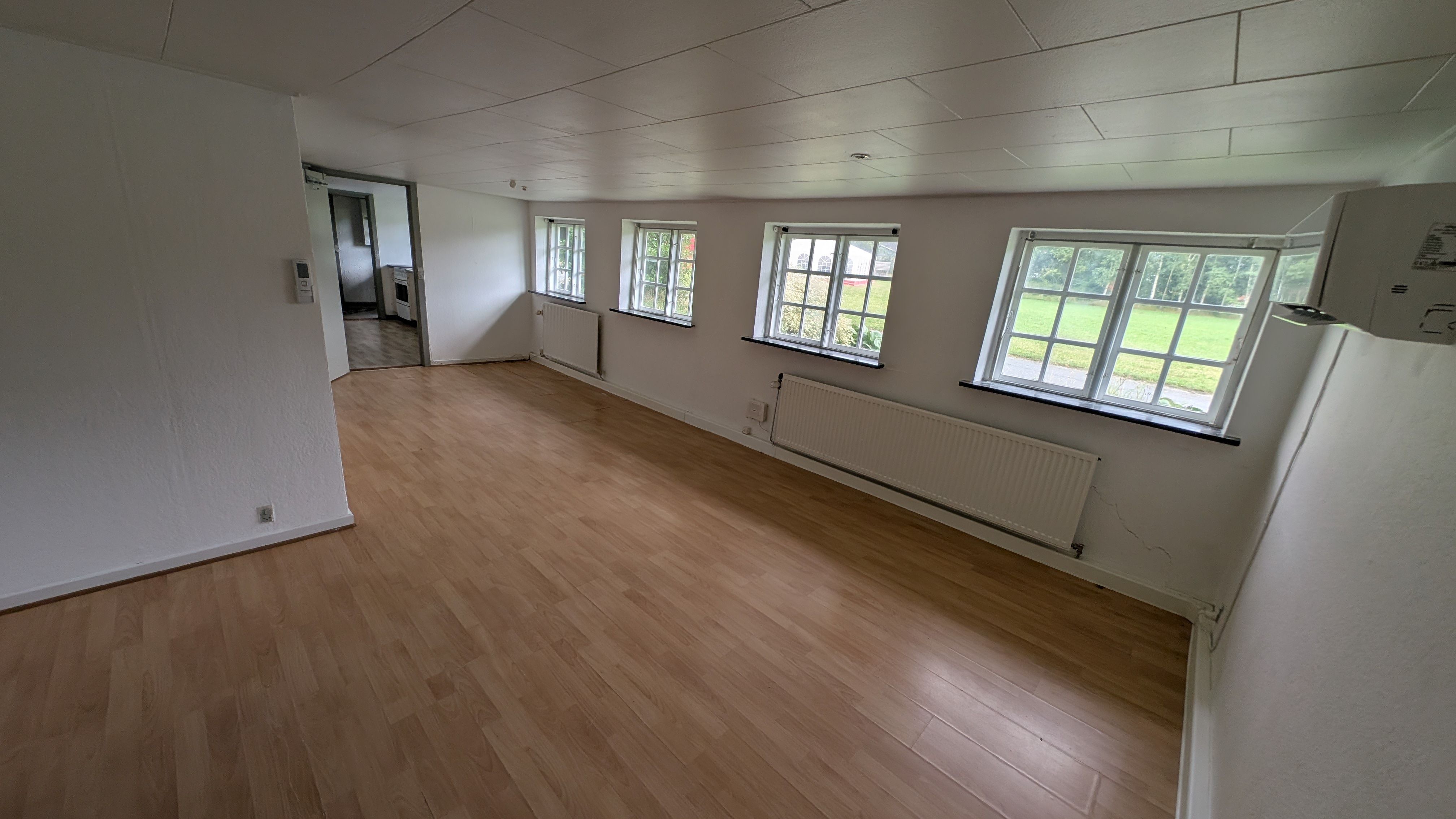 Charmerende bindingsværkshus med stråtag i naturskønne omgivelser, photo 3