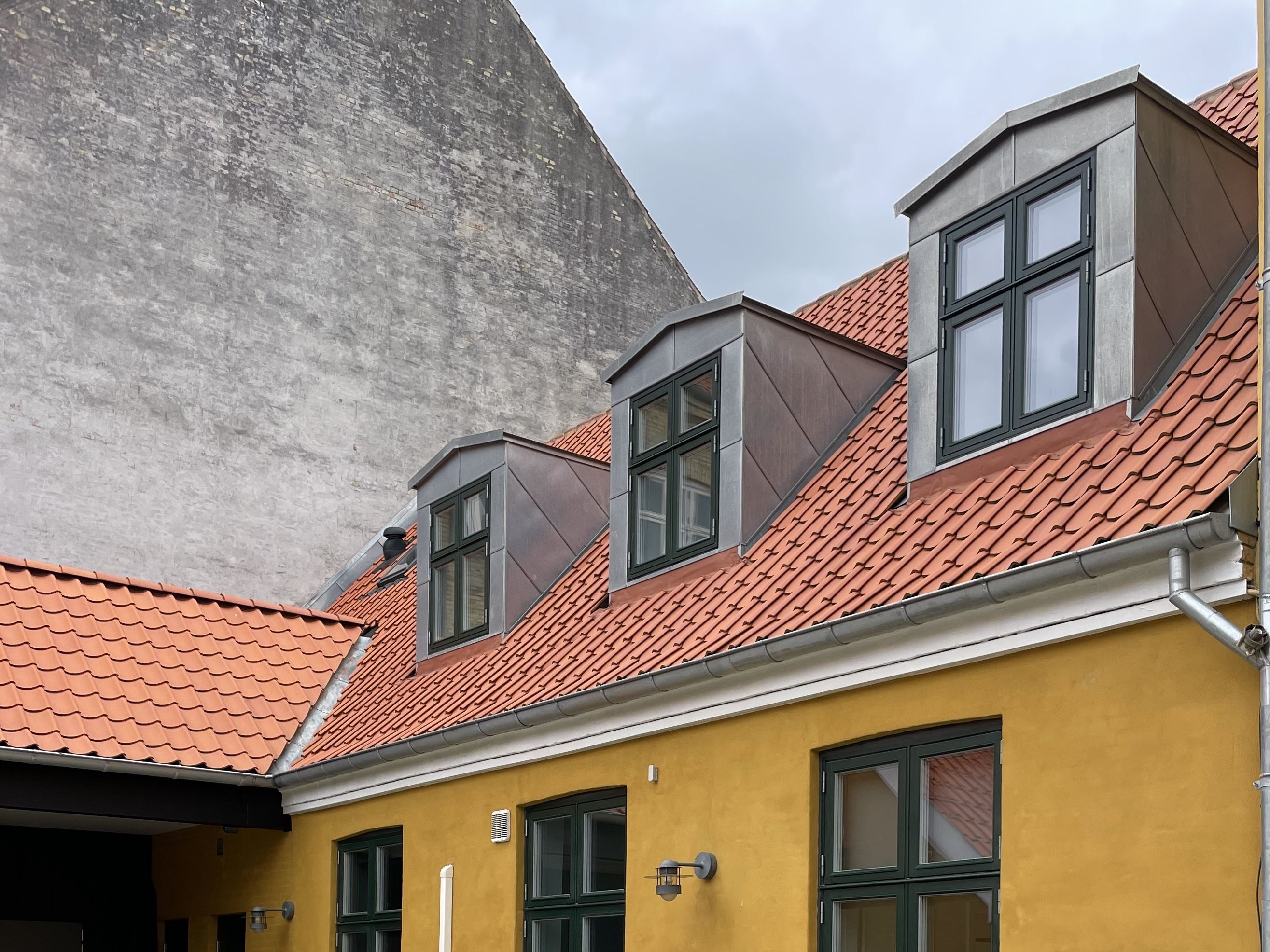 Skøn 1 sals taglejlighed, nyetableret i bevaringsværdig ejendom i bymidten