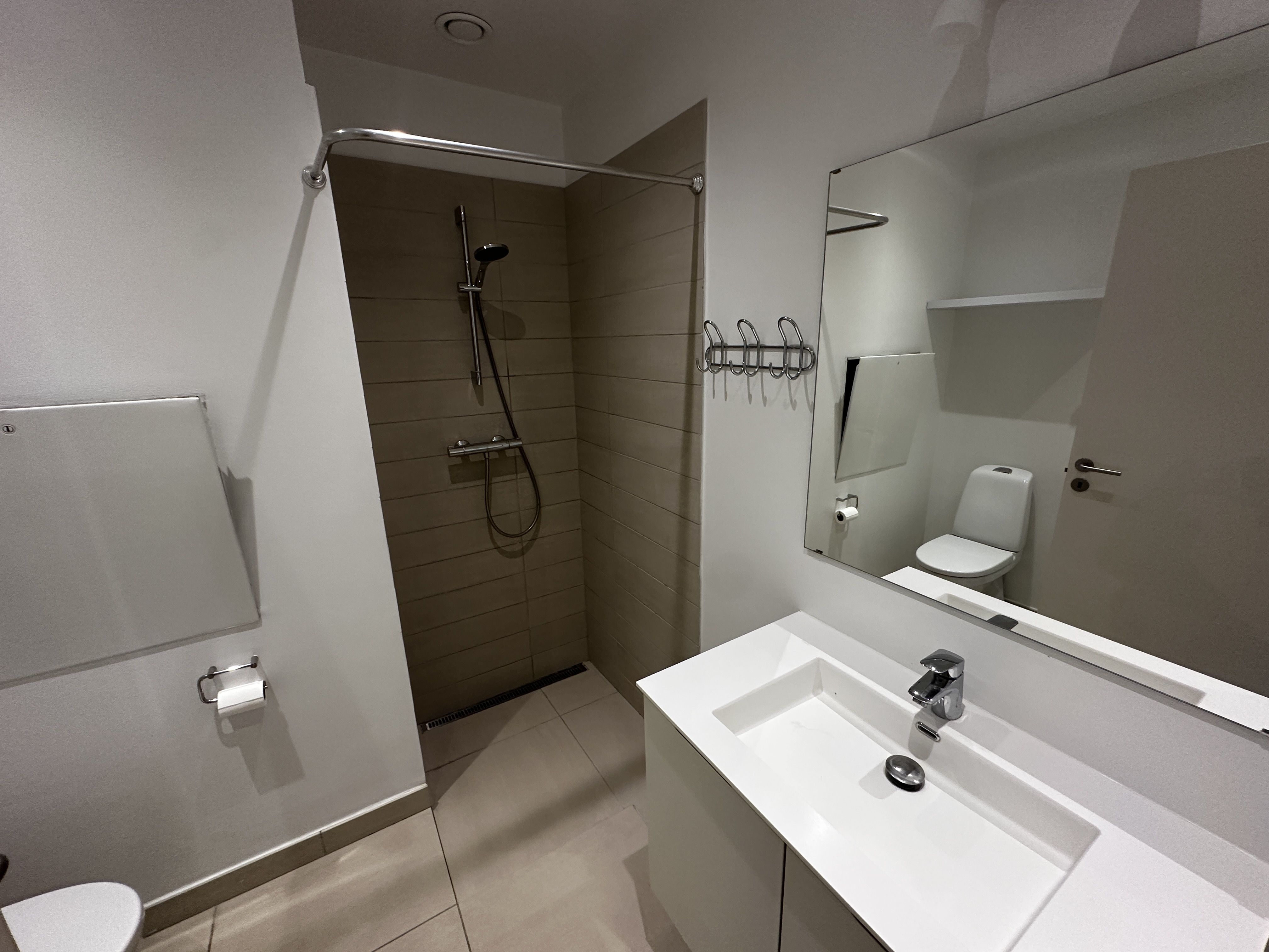 Moderne 1-værelses lejlighed med stor privat terrasse