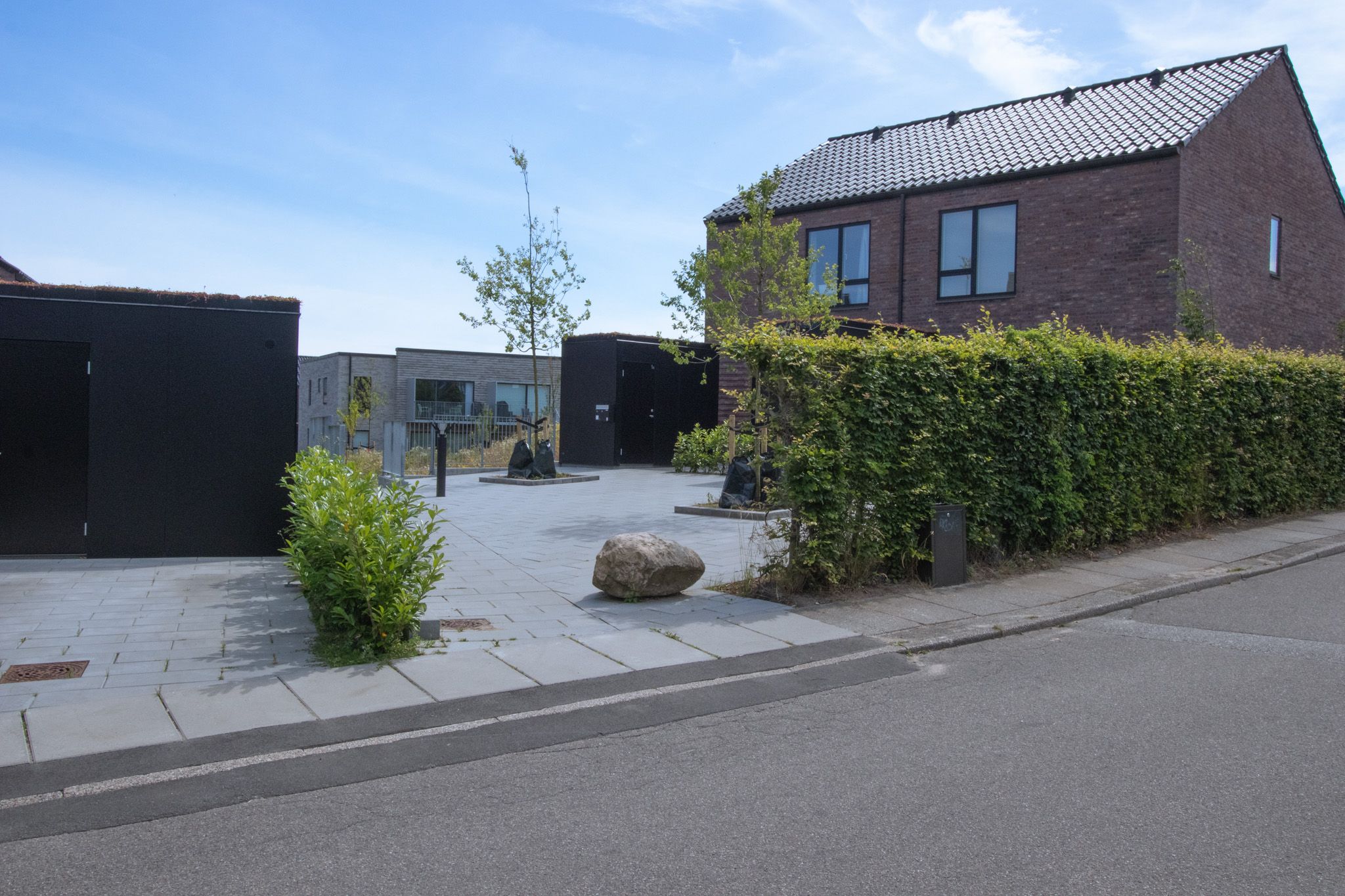 Skønt 4-vær. rækkehus med egen have og carport i nyopført ejendom i Hasselager.