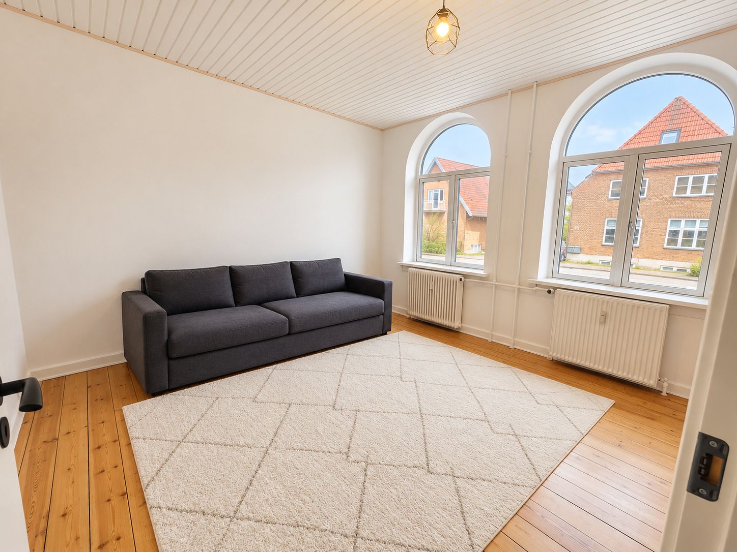 Totalrenoveret 2-værelses lejlighed på 62 m² – med charme, lys og udgang til det grønne
