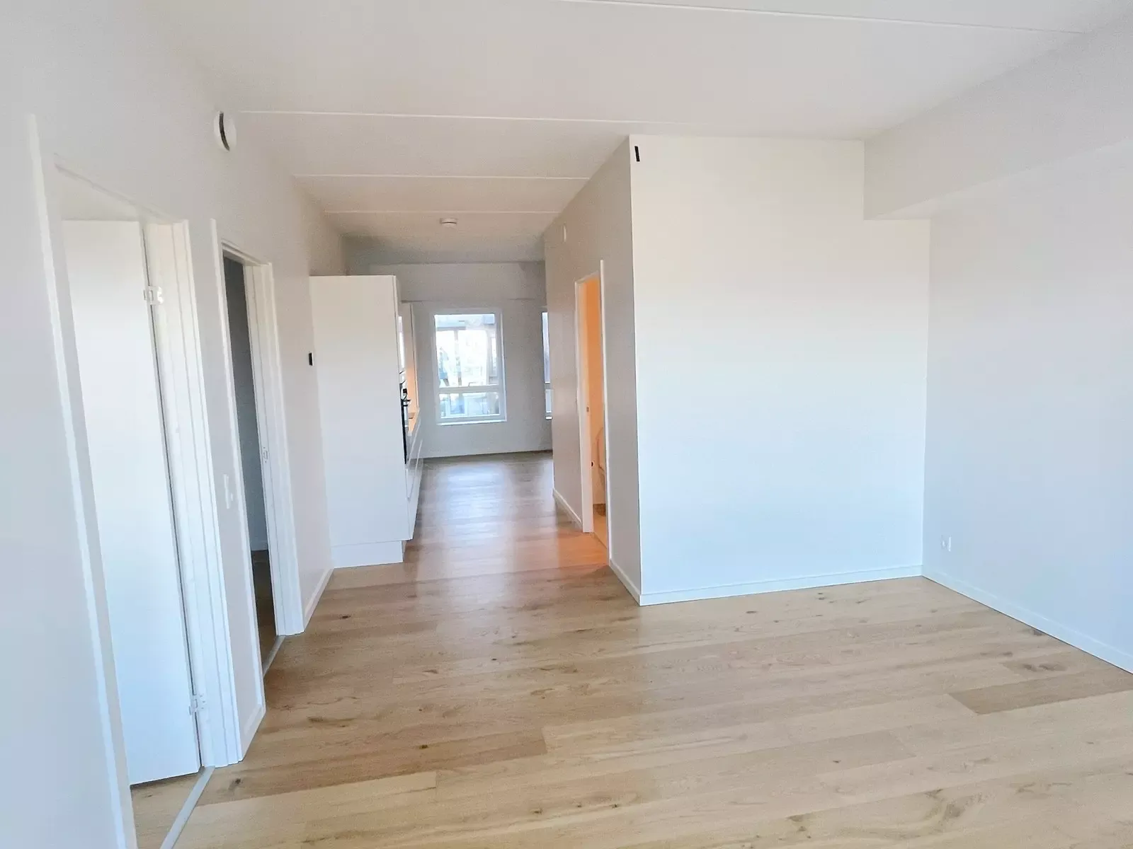 Lys og moderne 4-værelses lejlighed med altan lige ved fjorden i Nørresundby!