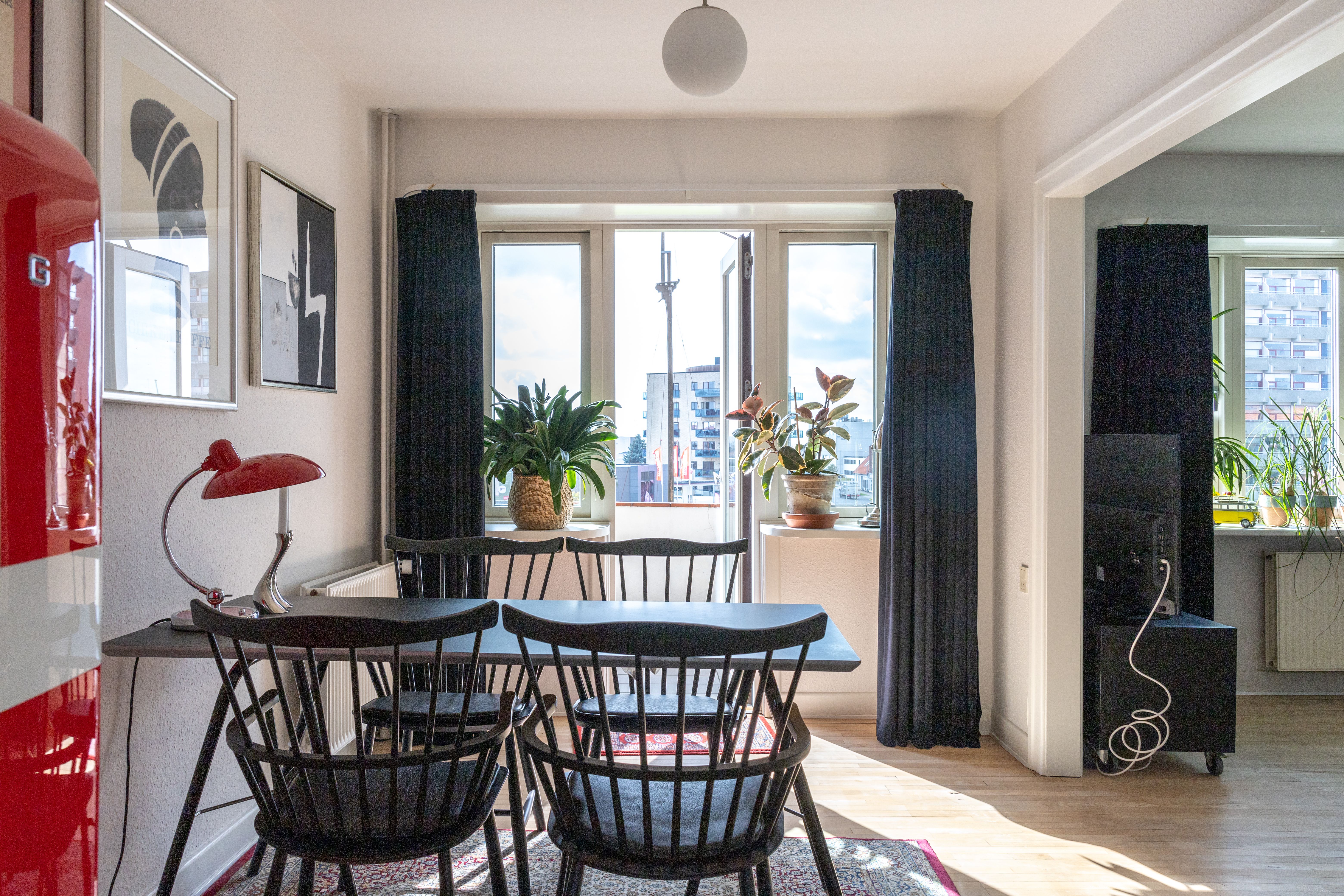 Lys og indbydende 82 m² lejlighed med skøn udsigt og to altaner