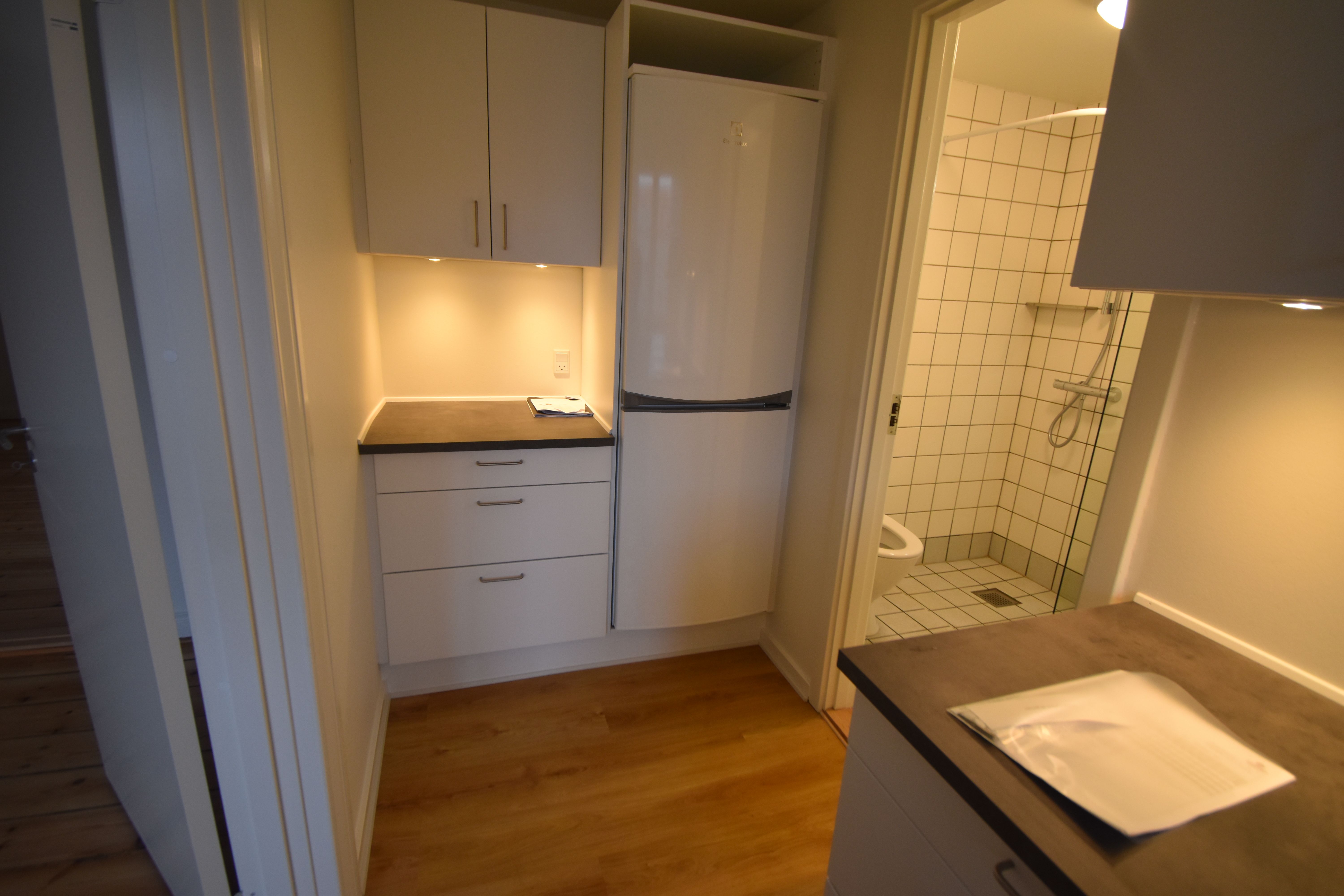 2-værelses med hems centralt i Aarhus C. Ikke delevenlig. OBS!! Indflytning 1/11-26.