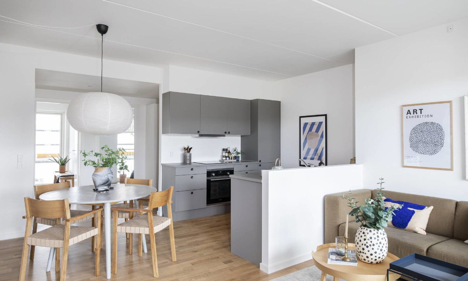Velindrettet 5-værelses bolig med to toiletter, to altaner og alt i hårde hvidevarer - Perfekt til familien!