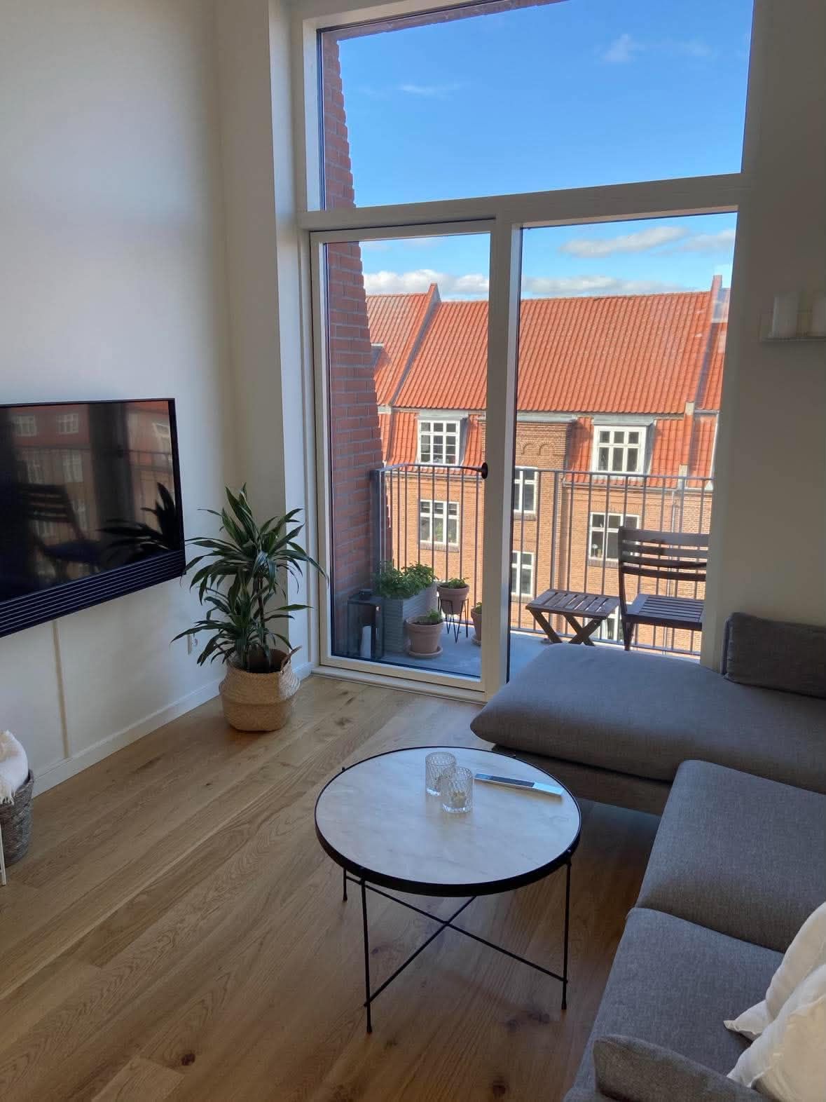 Penthouse lejlighed med 3,6 m til loft og altan