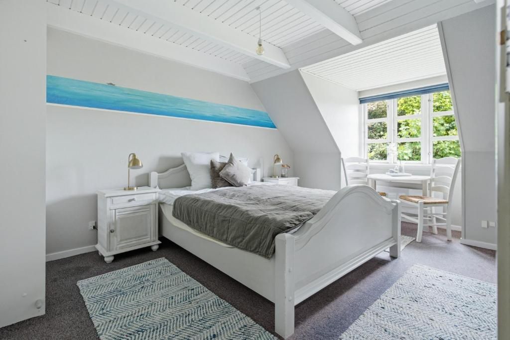 hotel apartments for rent, with own bathroom, with shared kitchen and laundry and washing facilities. 