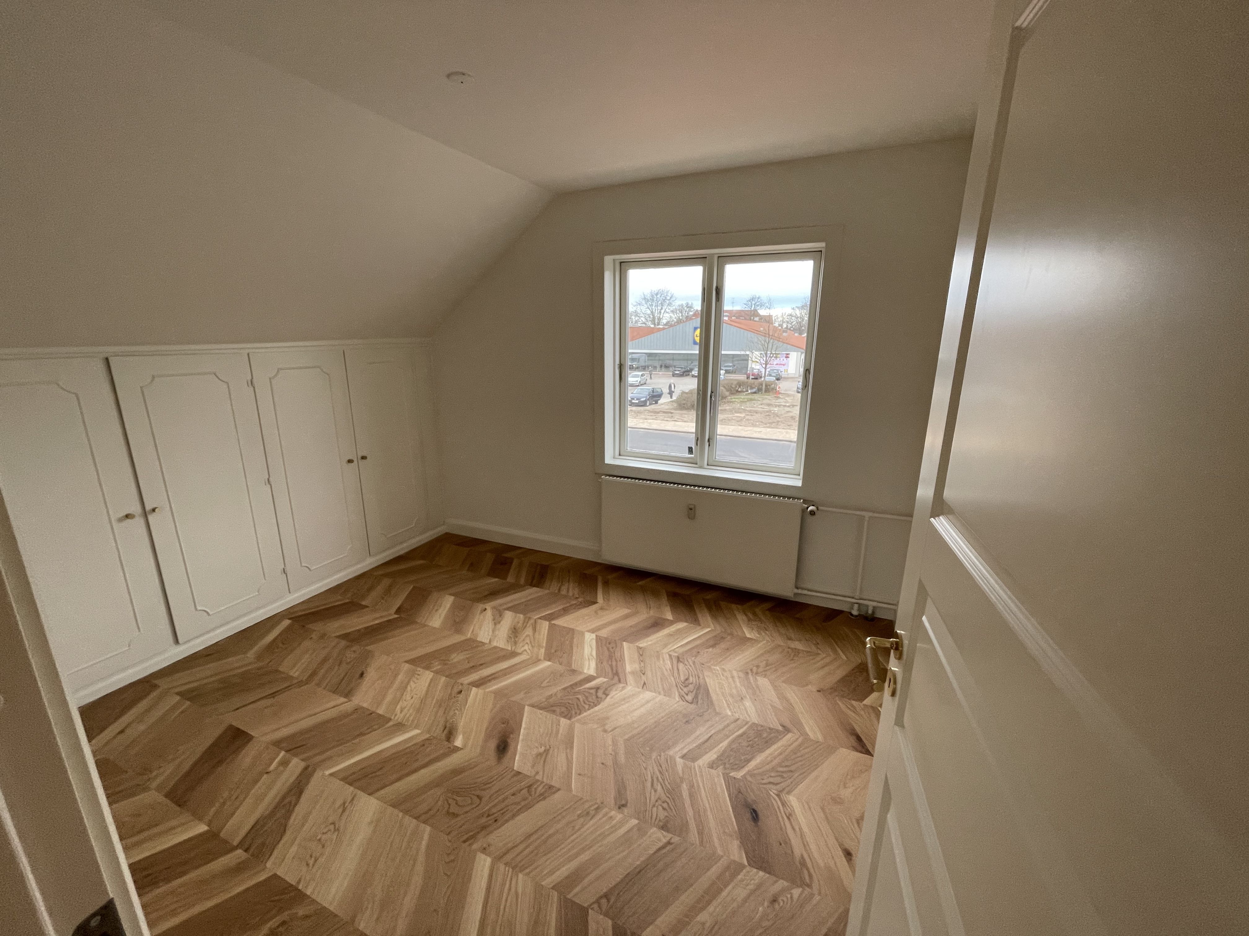 Nyrenoveret 3. vær. lejlighed med stor altan