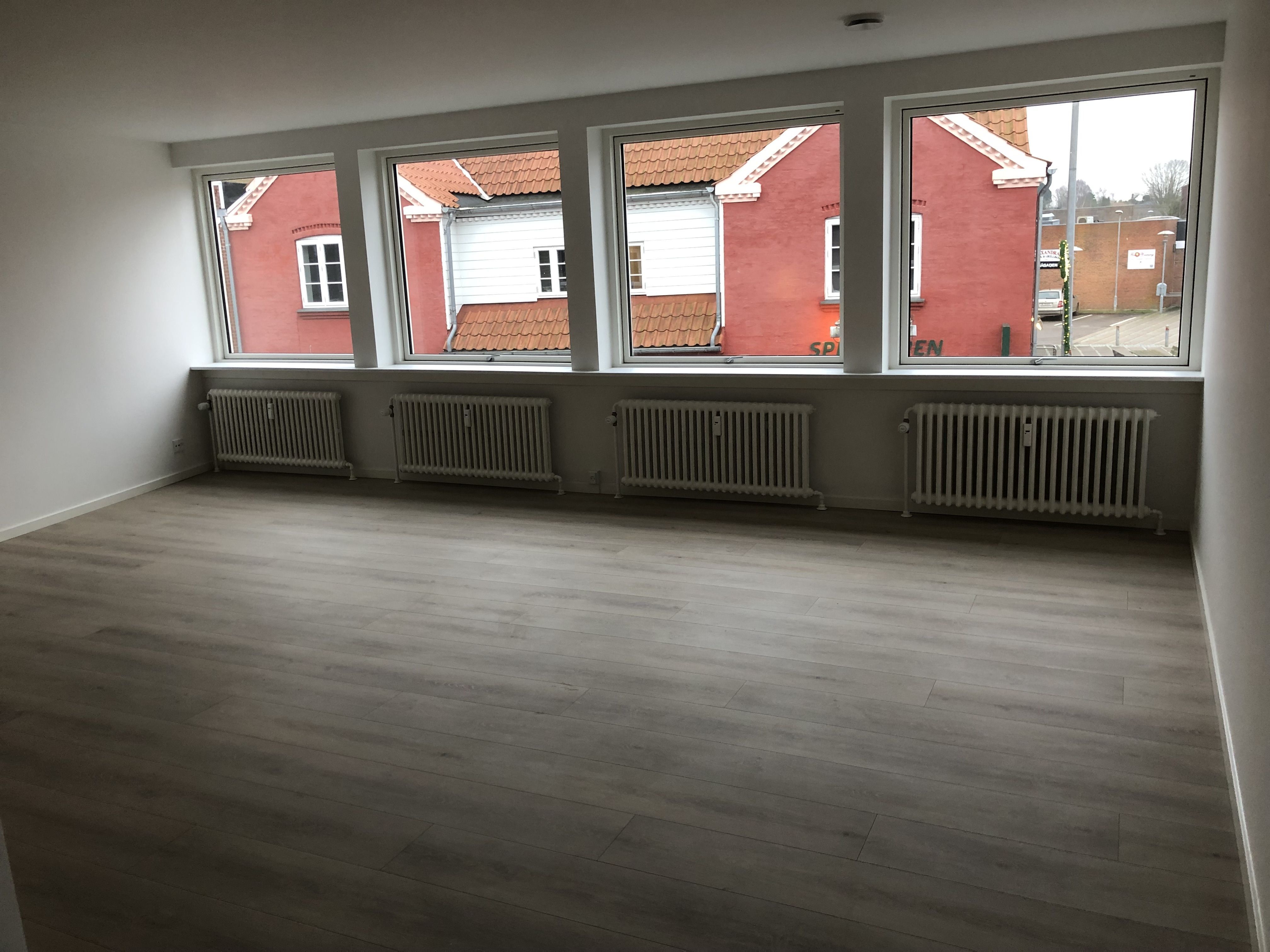 Nyrenoveret lejlighed midt i byen