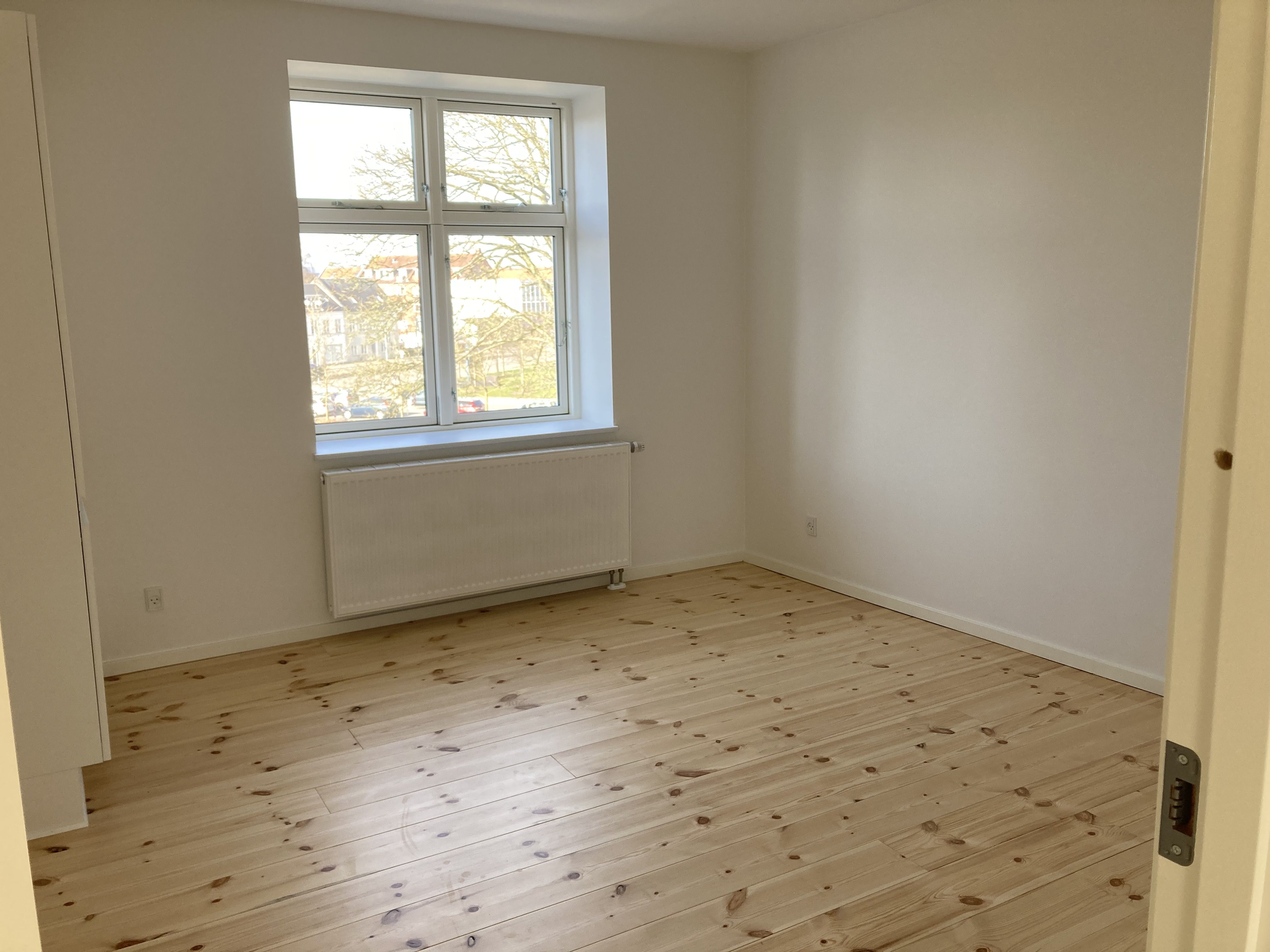 Flot ny renoveret lejlighed i centrum med altan