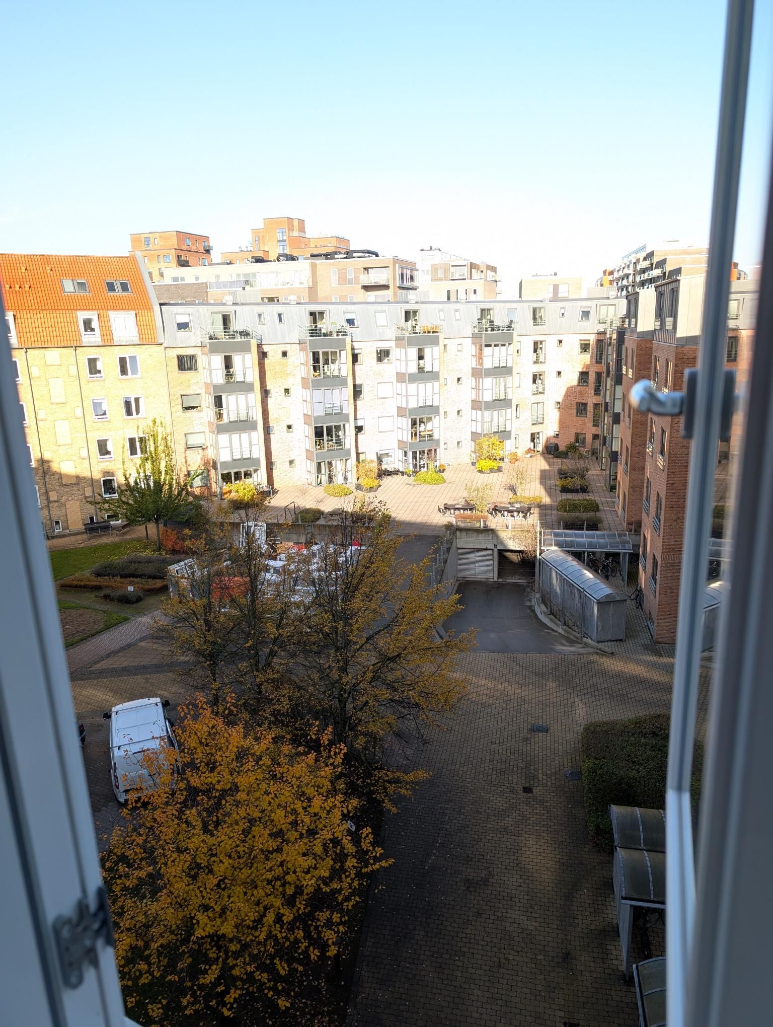 Delevenlig og lys 3-værelses på 86 m2 med stuk og stort spisekøkken – tæt på Østre Havnepark og centrum