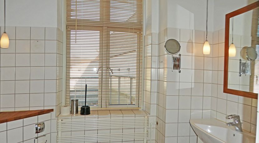 Centralt beliggende velholdt, flot og  rummelig lejlighed med stor terrasse og P-plads i garage