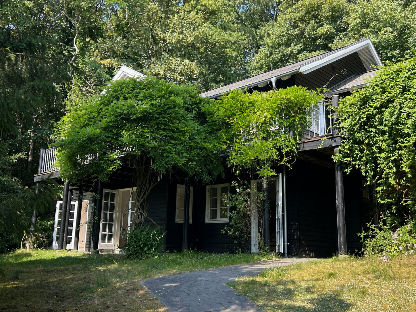 Naturrigt og roligt værelse på 14 m² med egen indgang, terrasse.