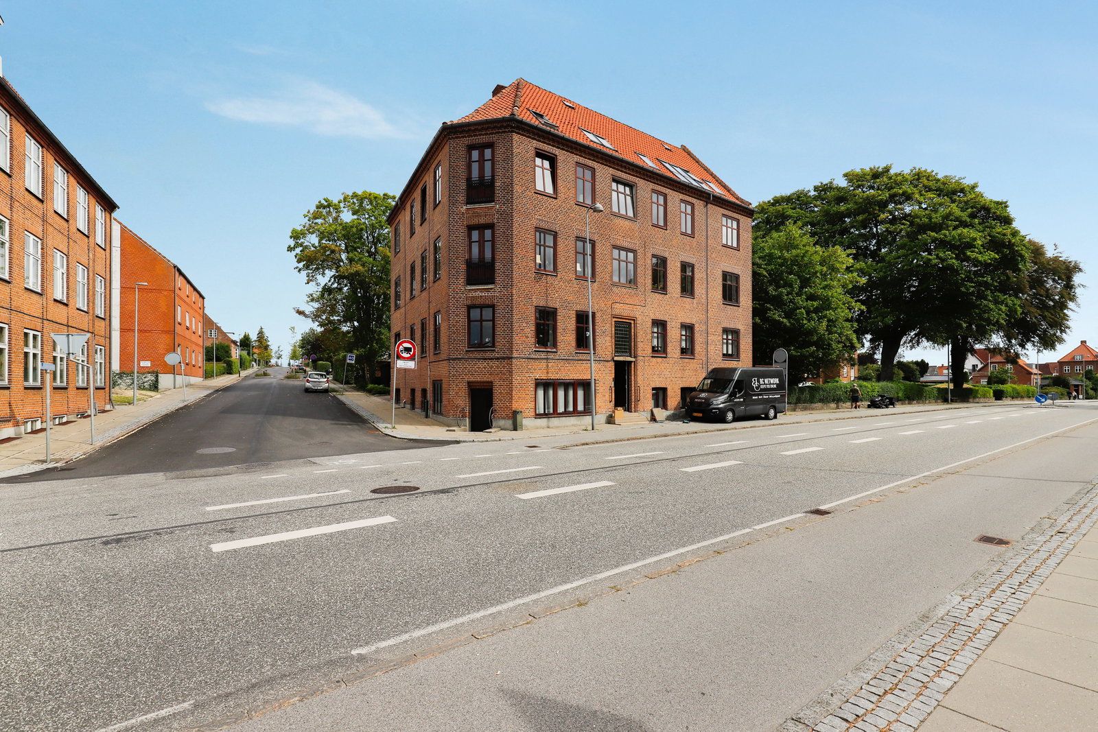 Lys 3-værelses på 102 m2 med stuk, to stuer og kig til grønt gårdmiljø, photo 1