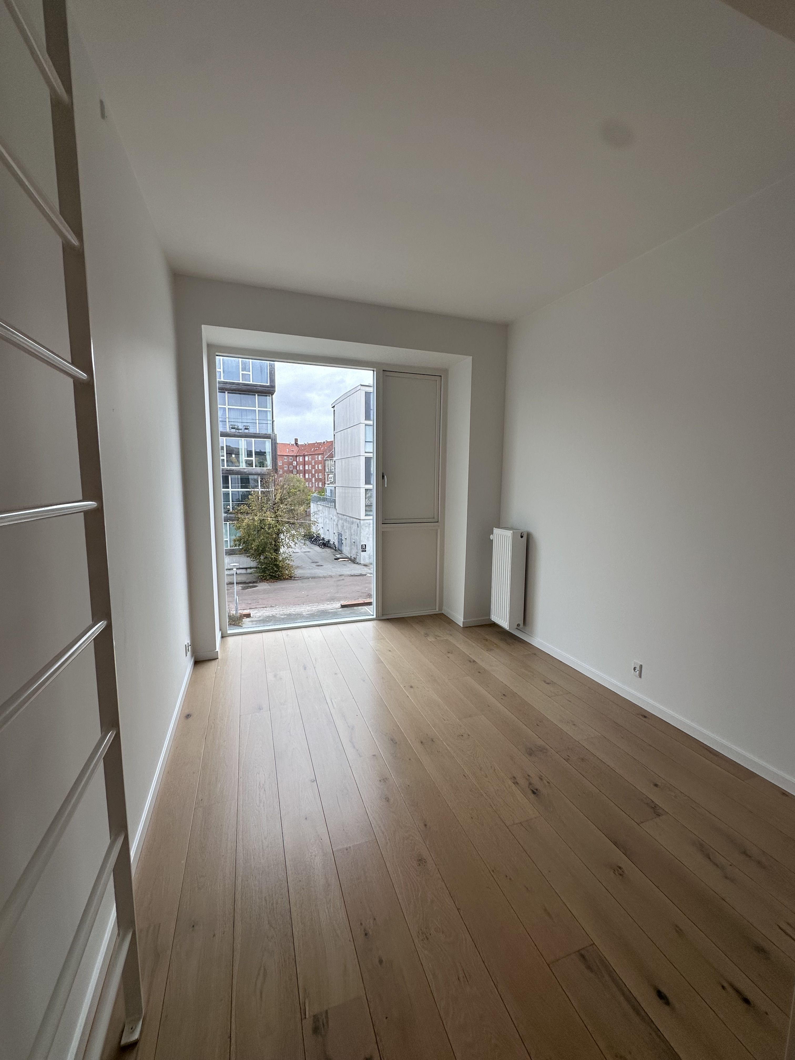 Lys lejlighed tæt på Nørrebro St. med hems