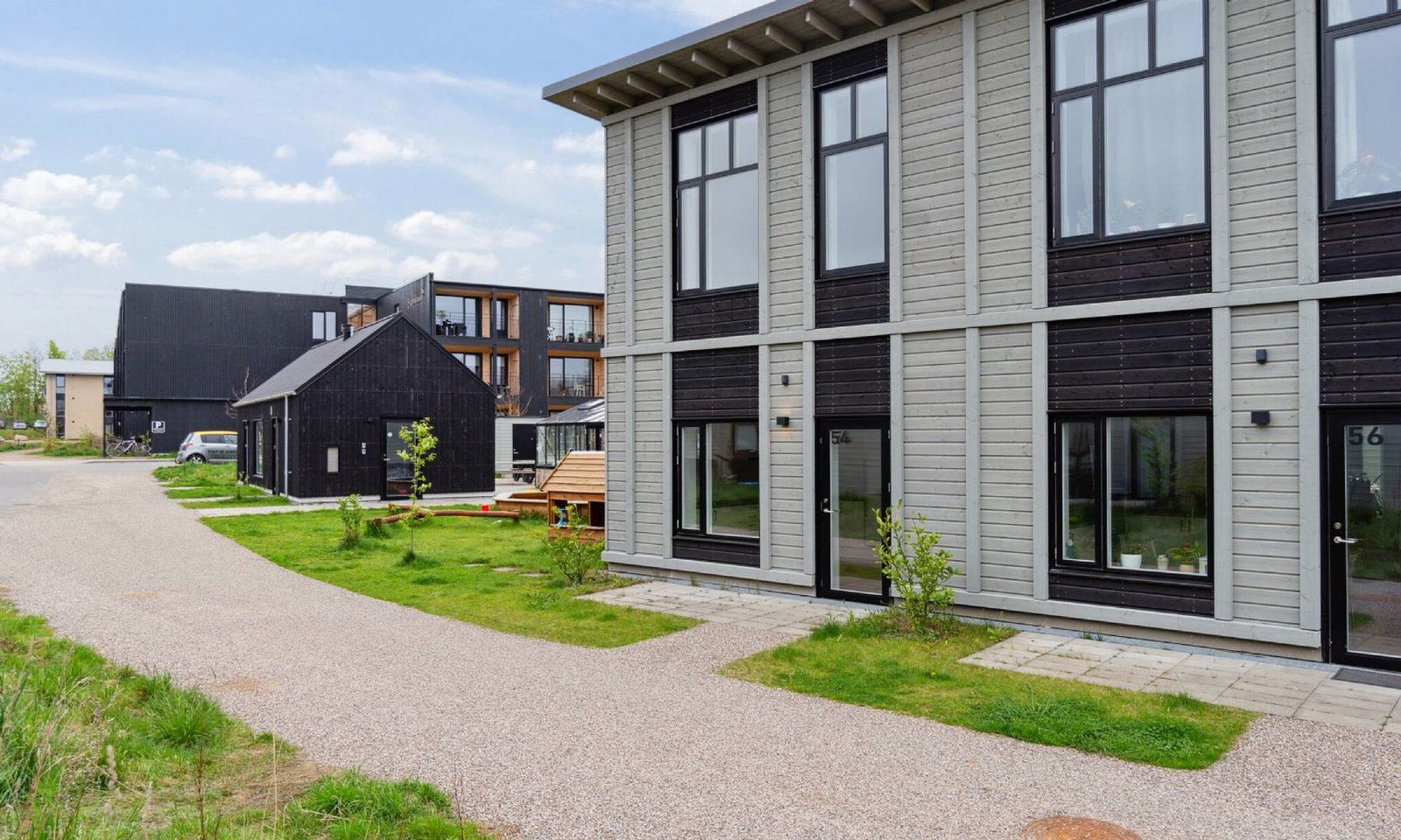 Skøn 4-værelses rækkehus i 2-plan med gode soveværelser, stort badeværelse, egen terrasse og skur - Perfekt til familien!